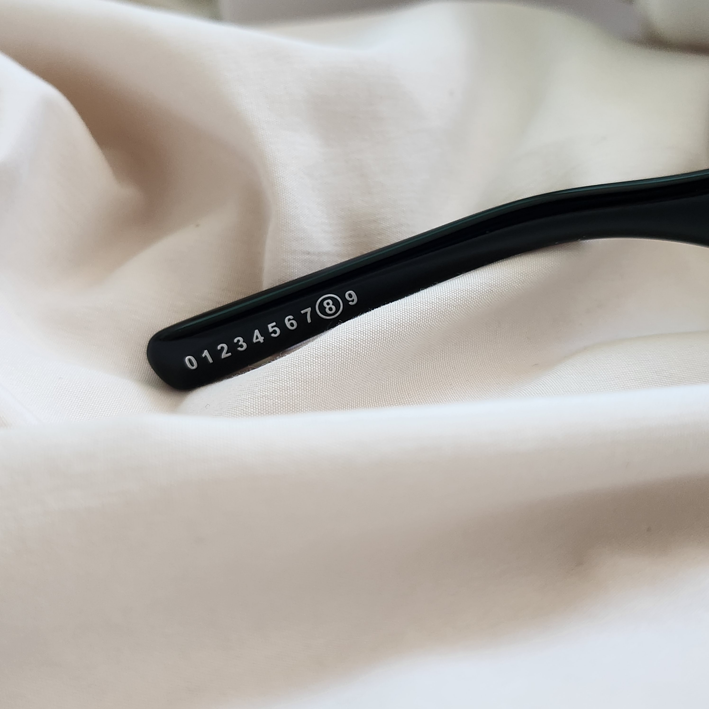 Gentle Monster x Maison Margiela MM008 Black Black 착용 스타일 - 7