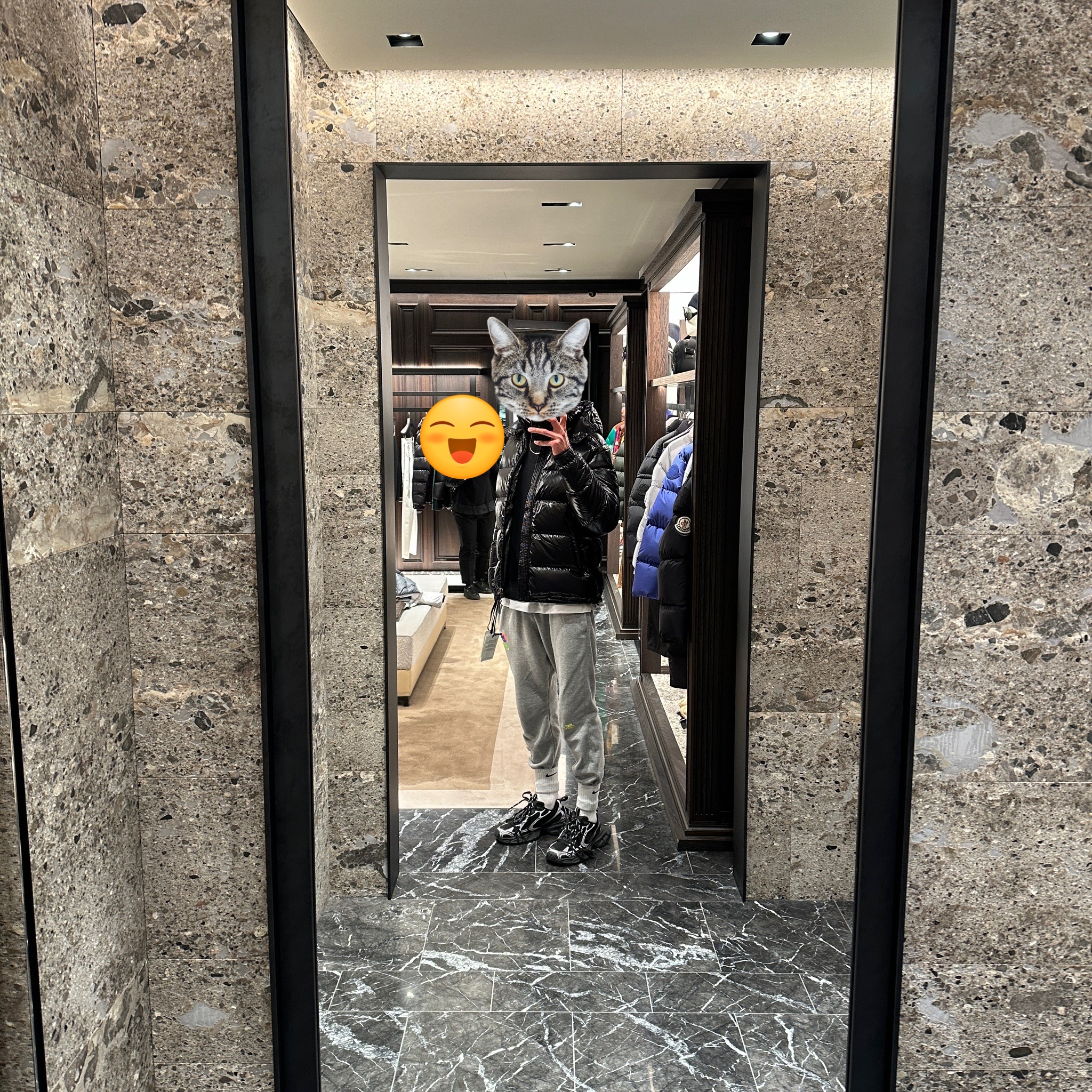 Moncler Maya Short Down Jacket Black - 23FW, Balenciaga 3XL Sneakers Black White 착용 스타일 - 3