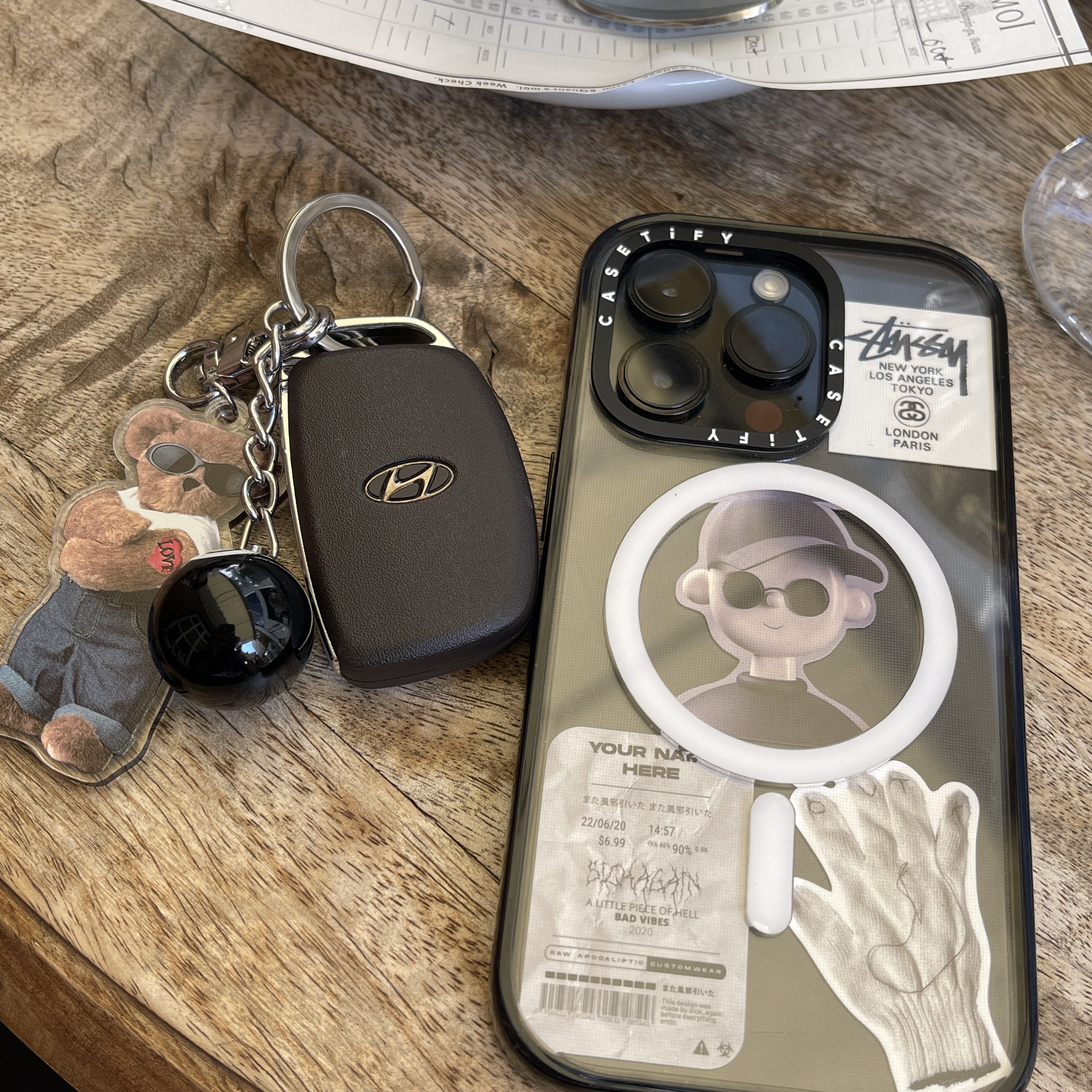 Stussy 8 Ball Keychain Black 착용 스타일