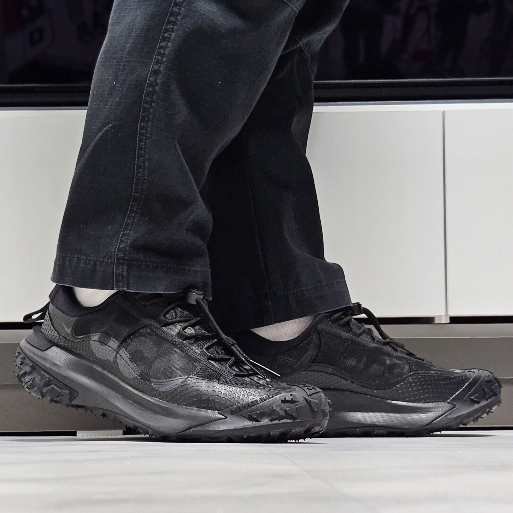 Nike ACG Mountain Fly 2 Low Black 착용 스타일 - 2