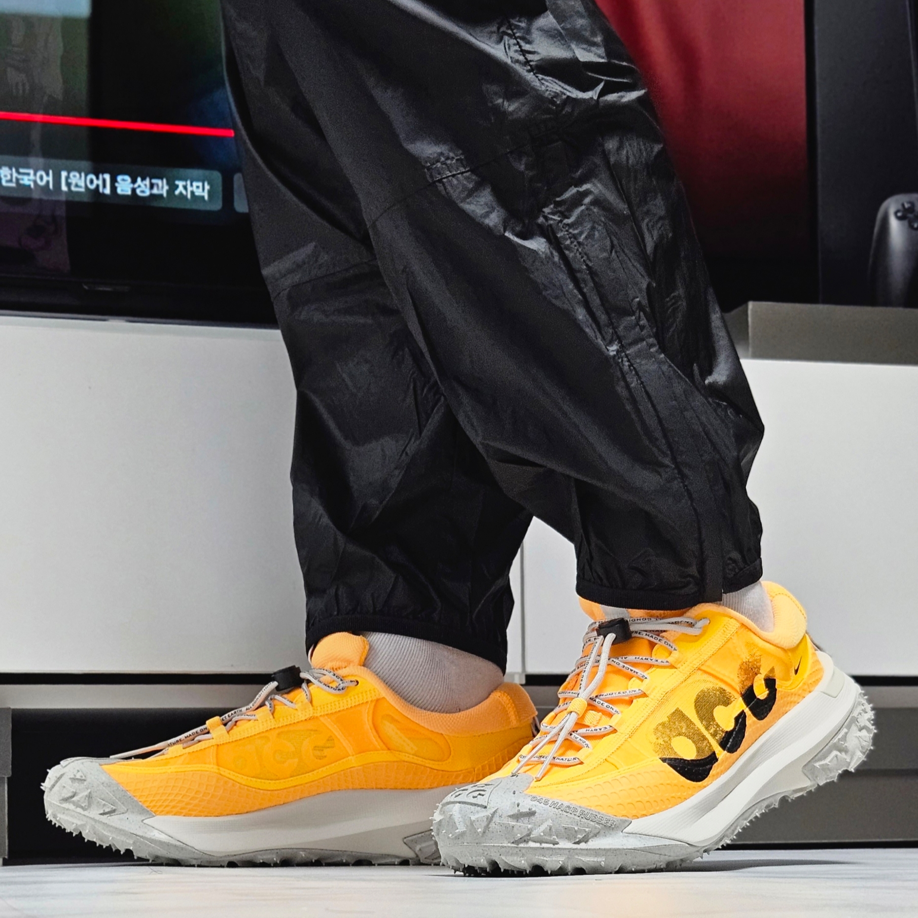 Nike ACG Mountain Fly 2 Low Laser Orange 착용 스타일 - 3