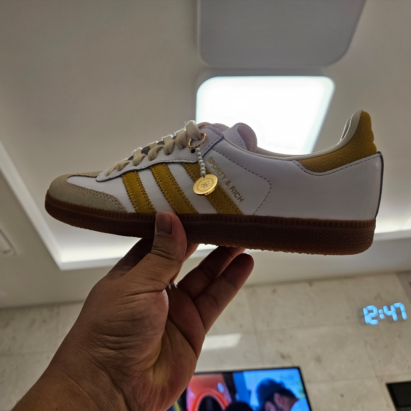 Adidas x Sporty & Rich Samba OG Cloud White Bold Gold 착용 스타일