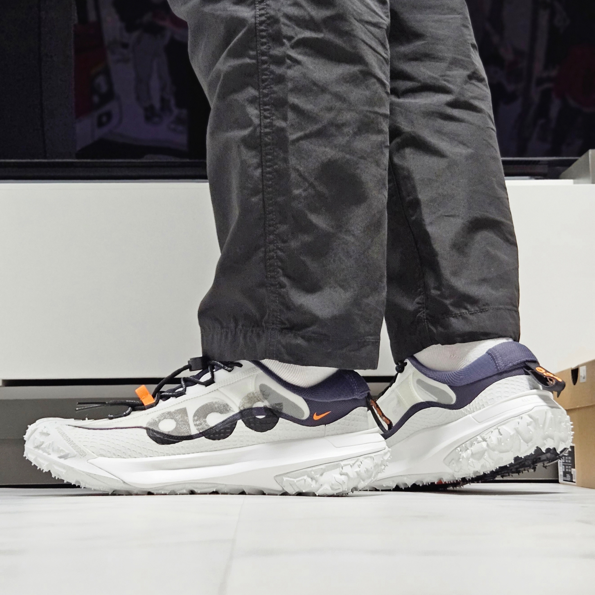 Nike ACG Mountain Fly 2 Low Summit White and Bright Mandarin 착용 스타일 - 4