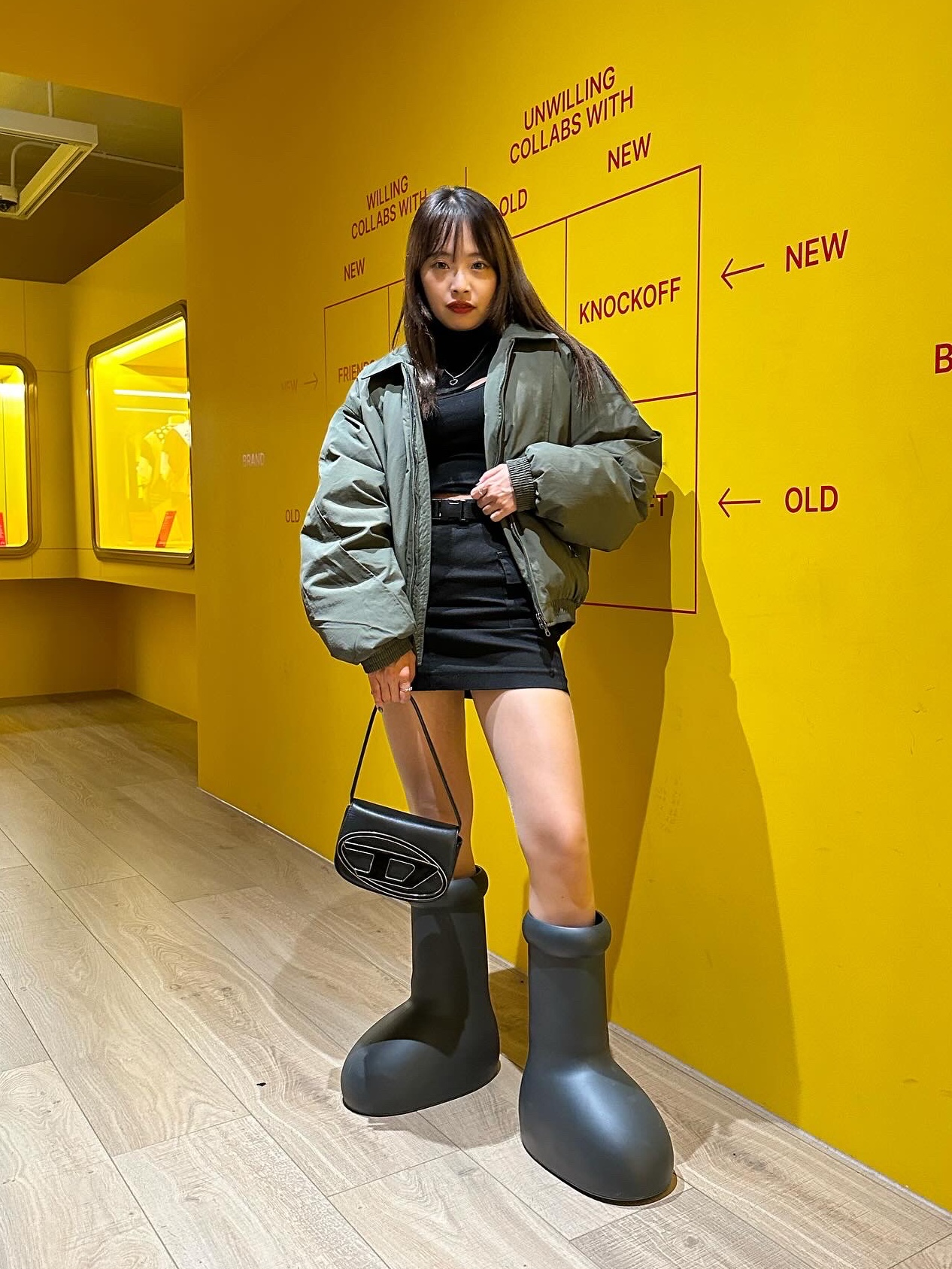Diesel 1DR Shoulder Bag in Nappa Leather Black 착용 스타일 - 1