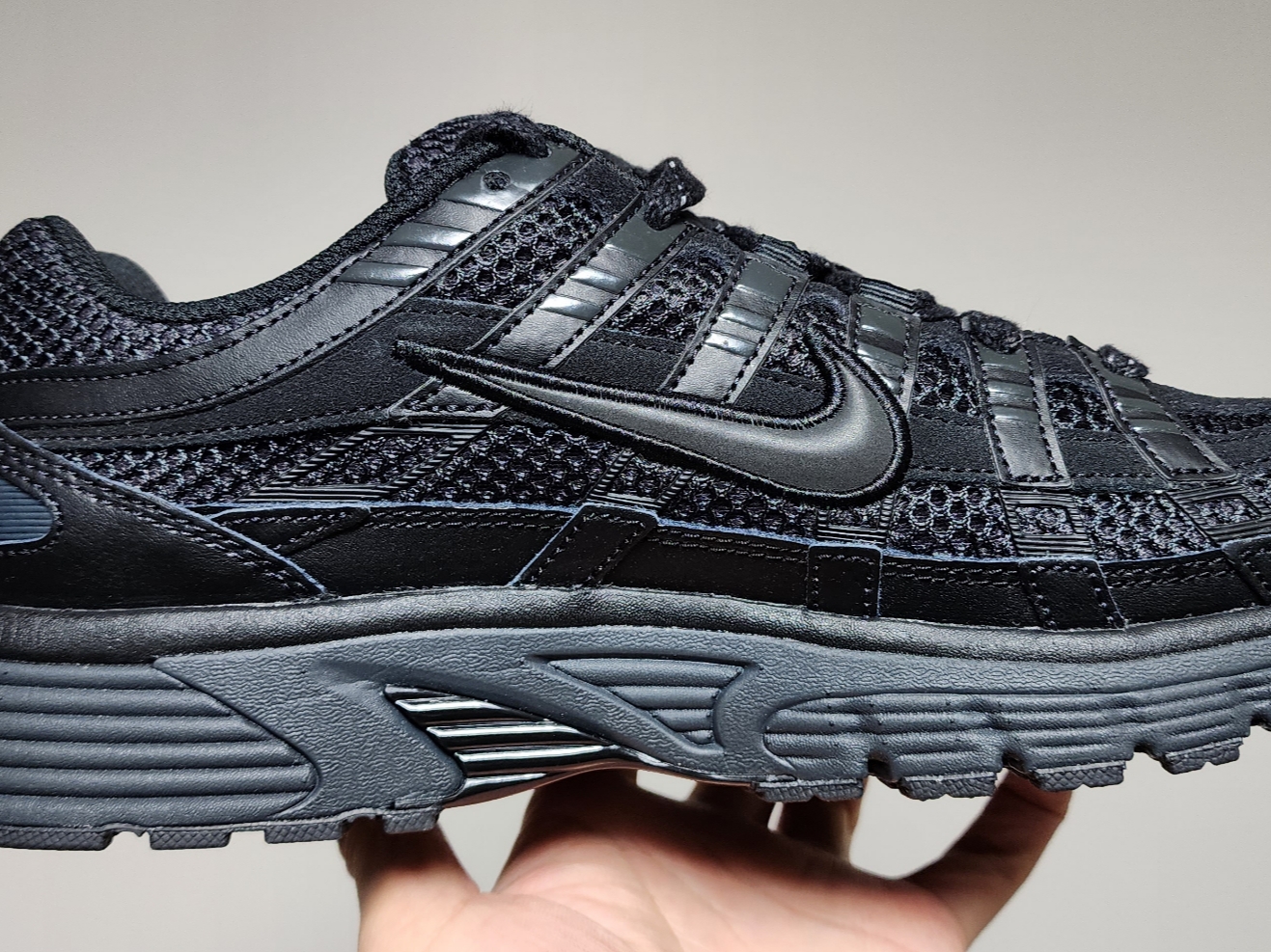 Nike P-6000 PRM Triple Black 착용 스타일
