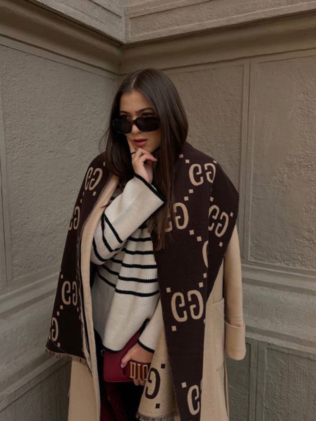 (W) Gucci GG Jacquard Wool Silk Scarf Brown Beige 착용 스타일 - 3