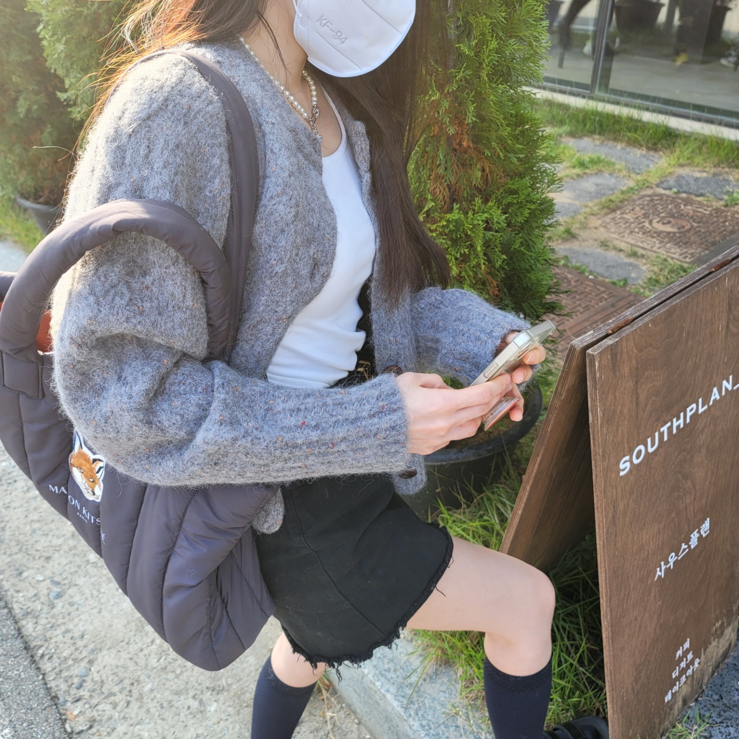 Maison Kitsune x Laneige Padded Bag Navy 착용 스타일 - 4