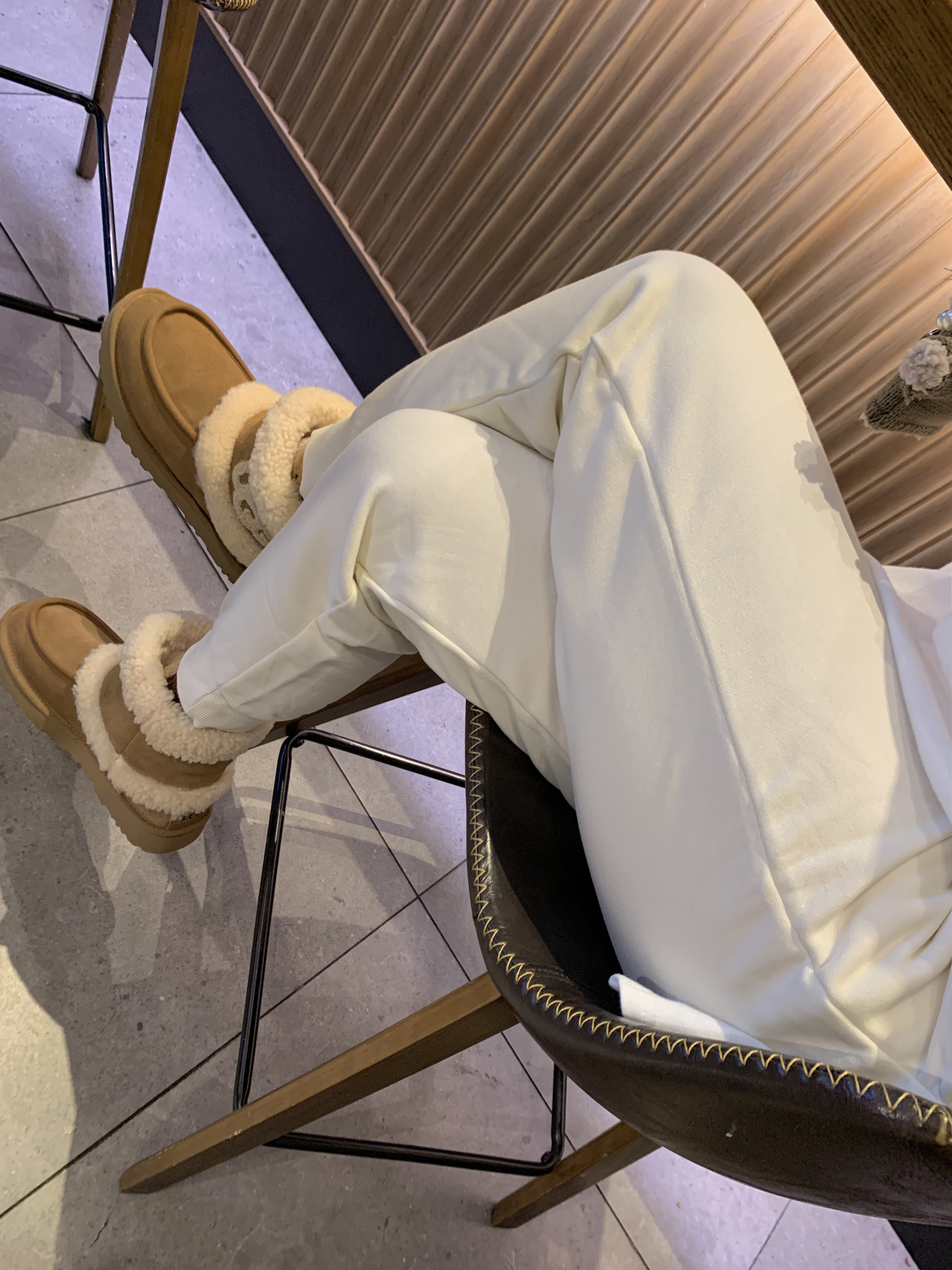 (W) UGG Ultra Mini UGG Fluff Chestnut 착용 스타일 - 2