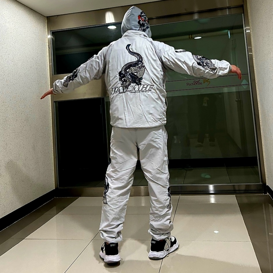 Palace Dragon P-3 Hood Grey - 22FW, Palace Enter The Dragon Joggers Light Grey - 20FW 착용 스타일 - 2