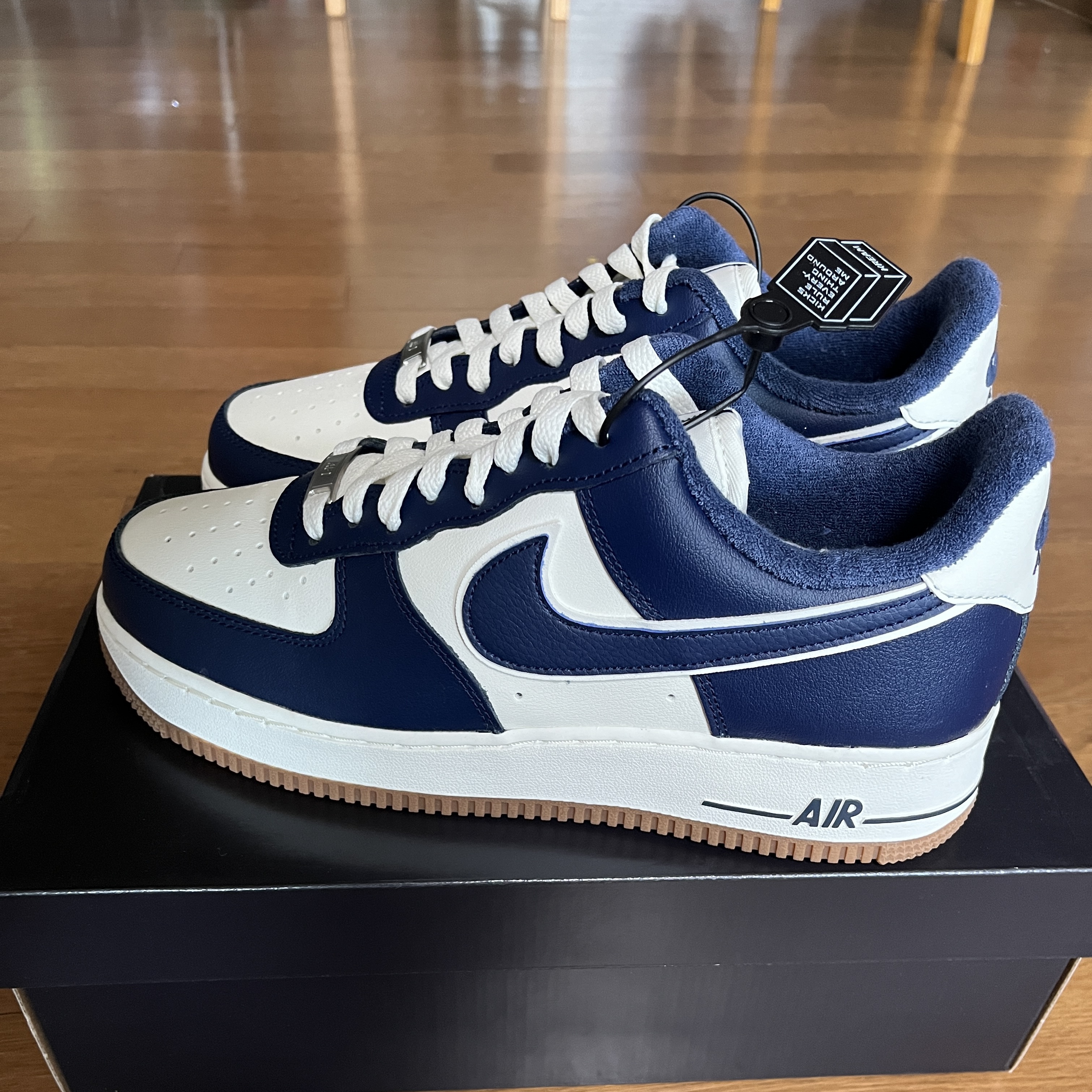 Nike Air Force 1 '07 LV8 Midnight Navy 착용 스타일