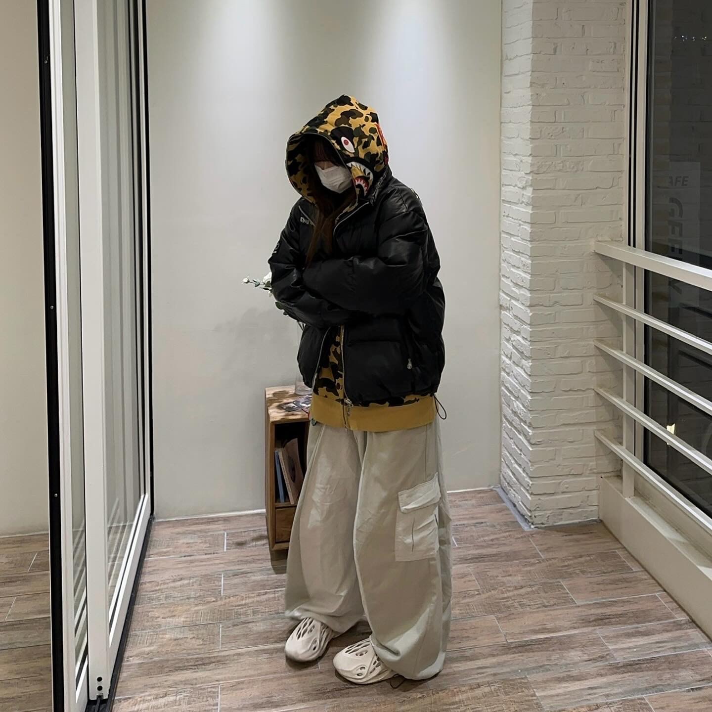 Thug Club Leather Puffer Jacket Black (Polyester), Adidas Yeezy Foam RNNR Sand 착용 스타일 - 1