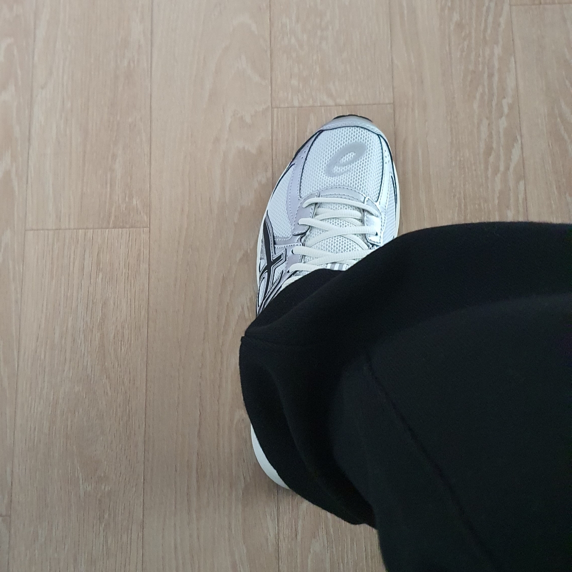 Asics Jog 100 S White Black - 2E Wide 착용 스타일