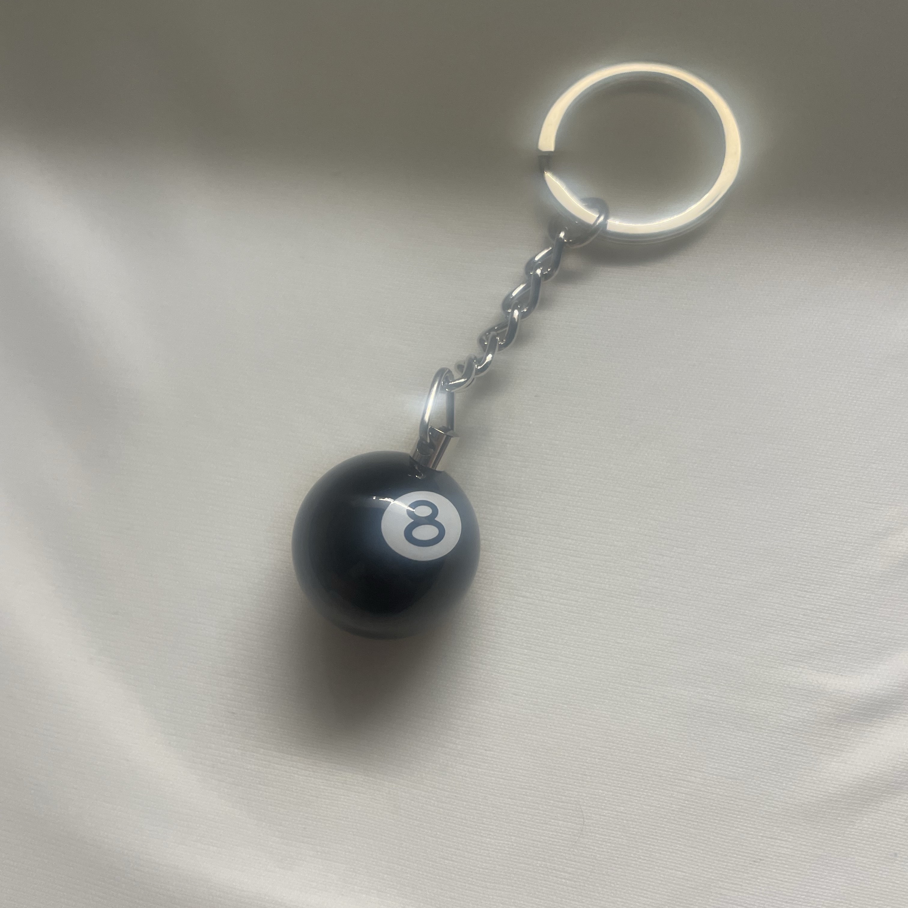 Stussy 8 Ball Keychain Black 착용 스타일 - 2
