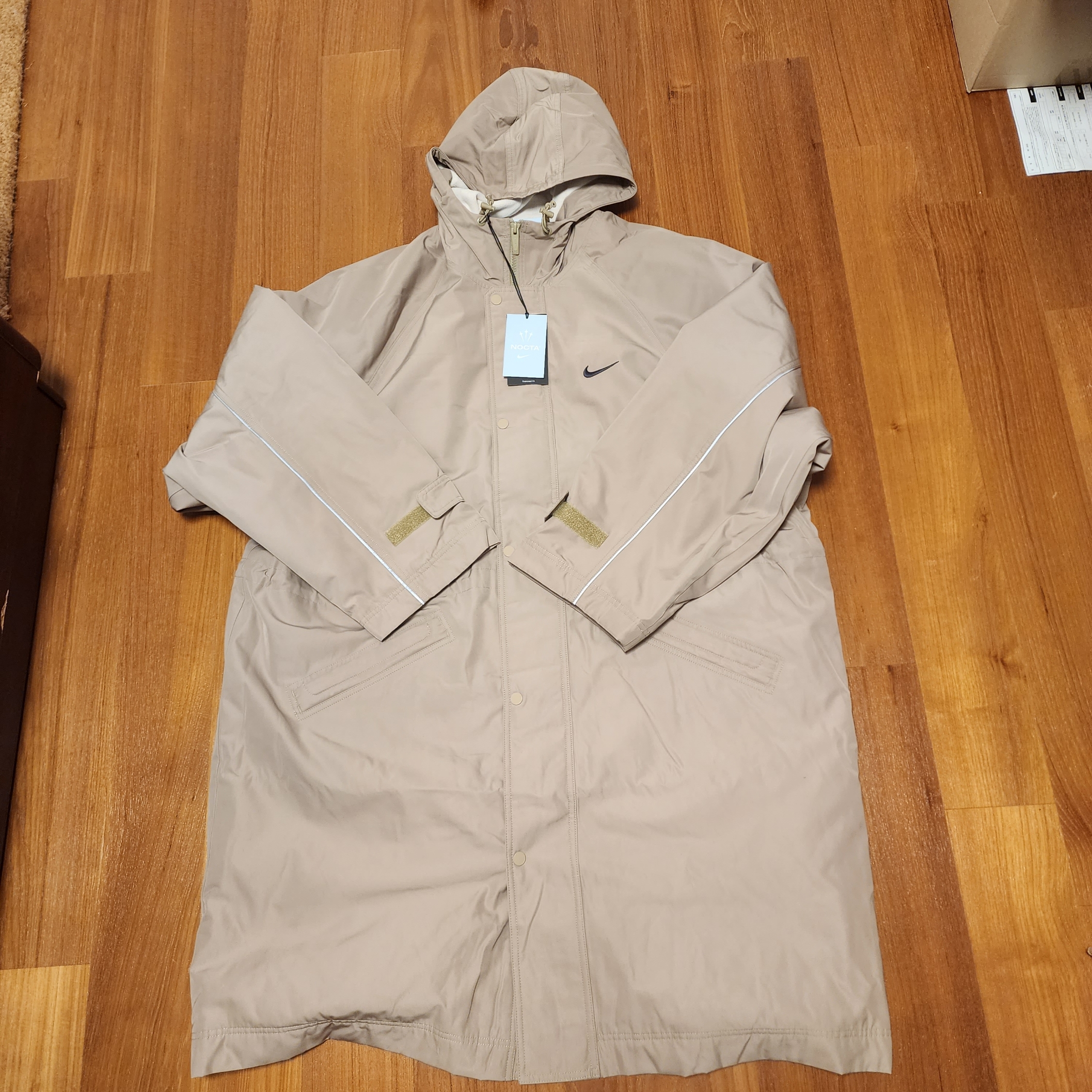 Nike x Drake Nocta Basketball Sideline Jacket Khaki (DV3647-248) 착용 스타일 - 1
