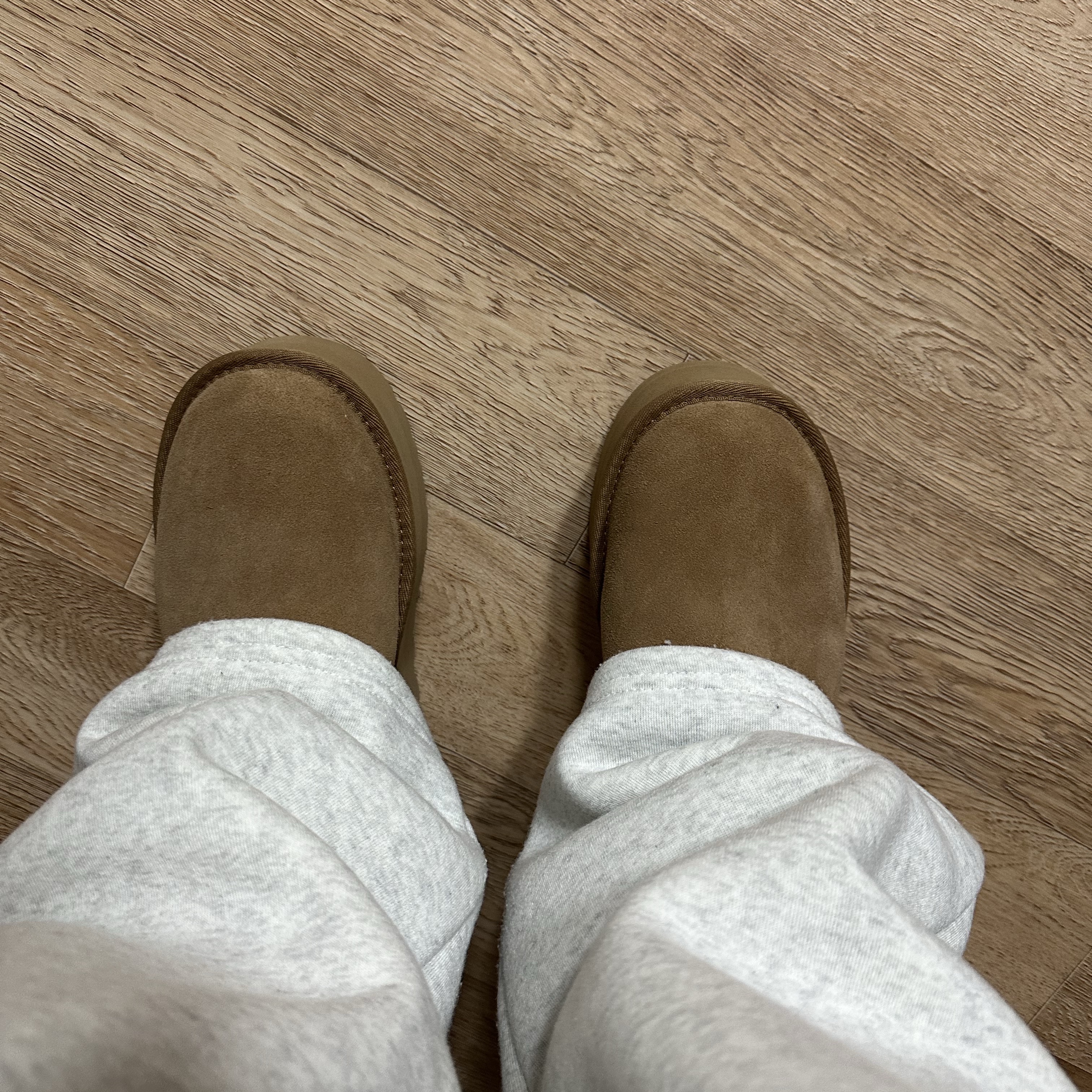 (W) UGG Classic Mini Platform Boots Chestnut 착용 스타일 - 1