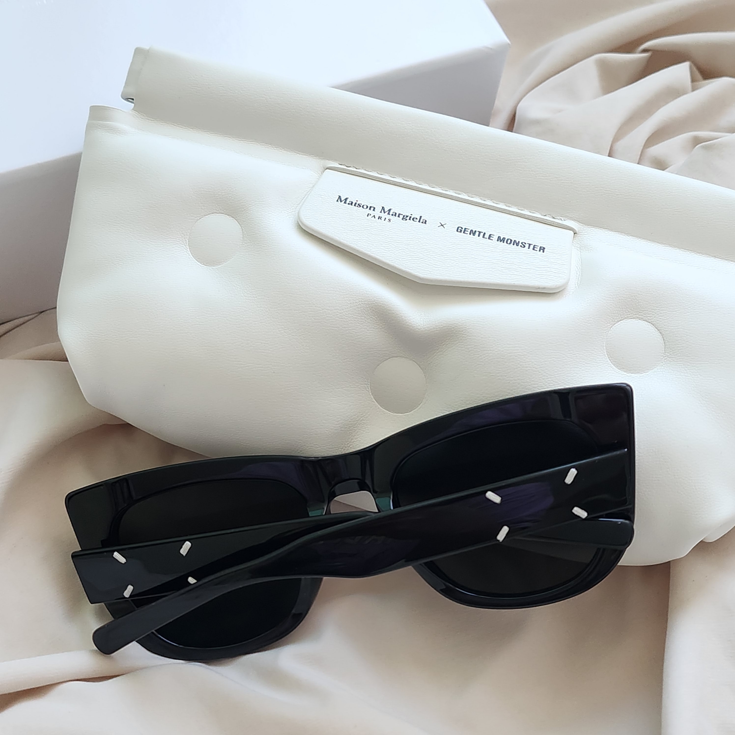 Gentle Monster x Maison Margiela MM008 Black Black 착용 스타일 - 8