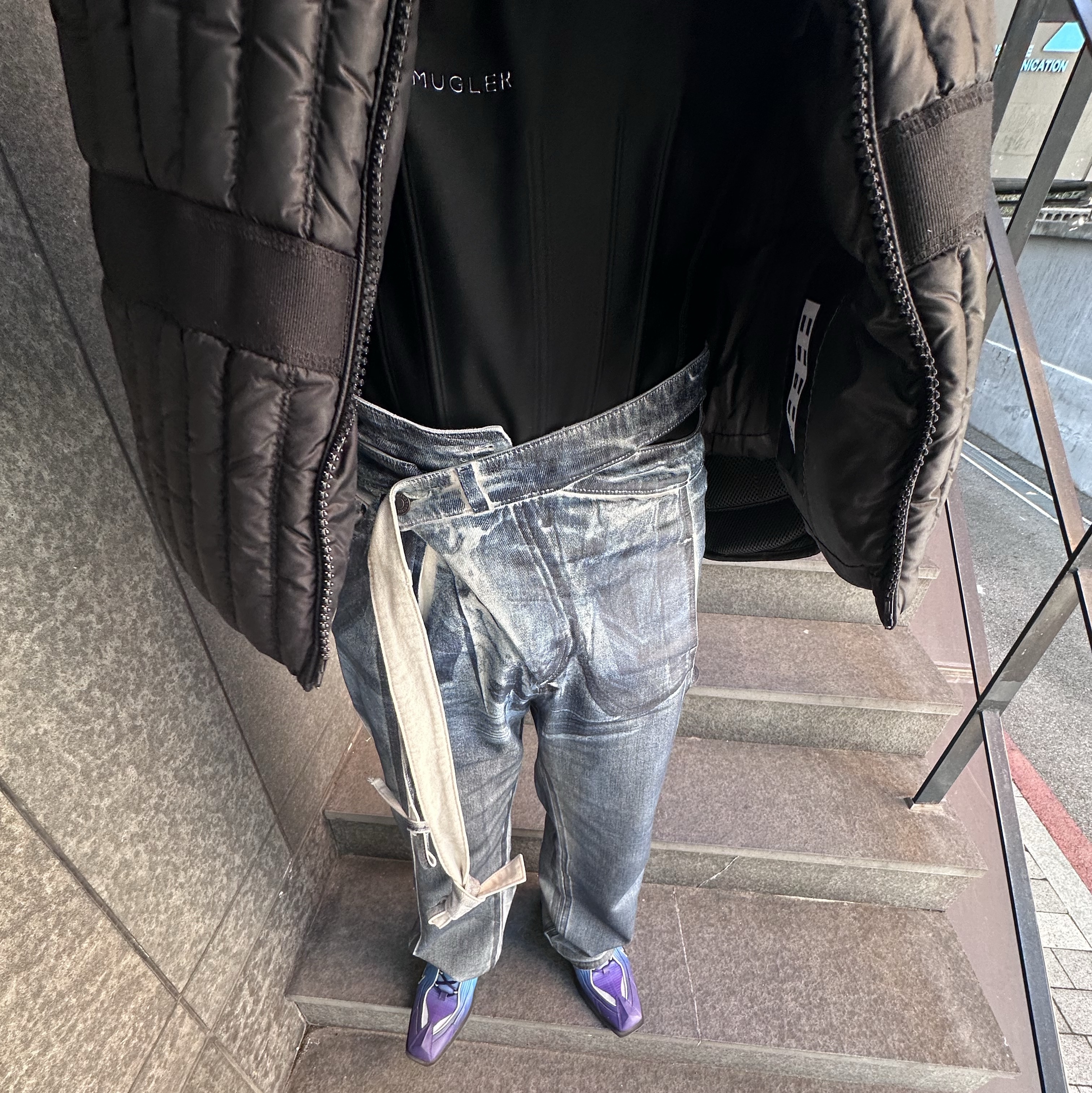 Nike x Martine Rose Shox MR4 Scuba Blue, H&M x Mugler Corset Waist Tank Top Black 착용 스타일 - 2