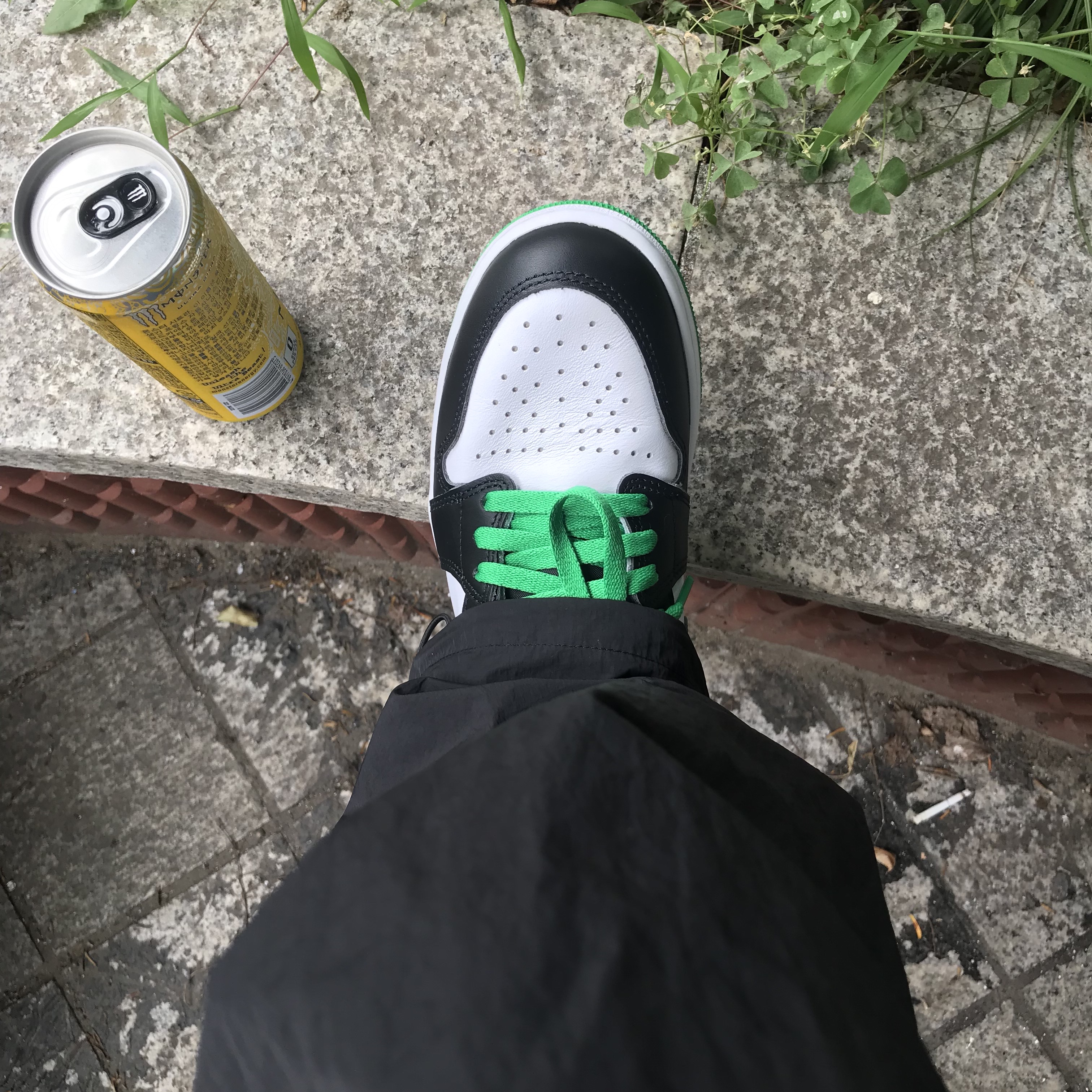 Jordan 1 Retro High OG Black and Lucky Green 착용 스타일
