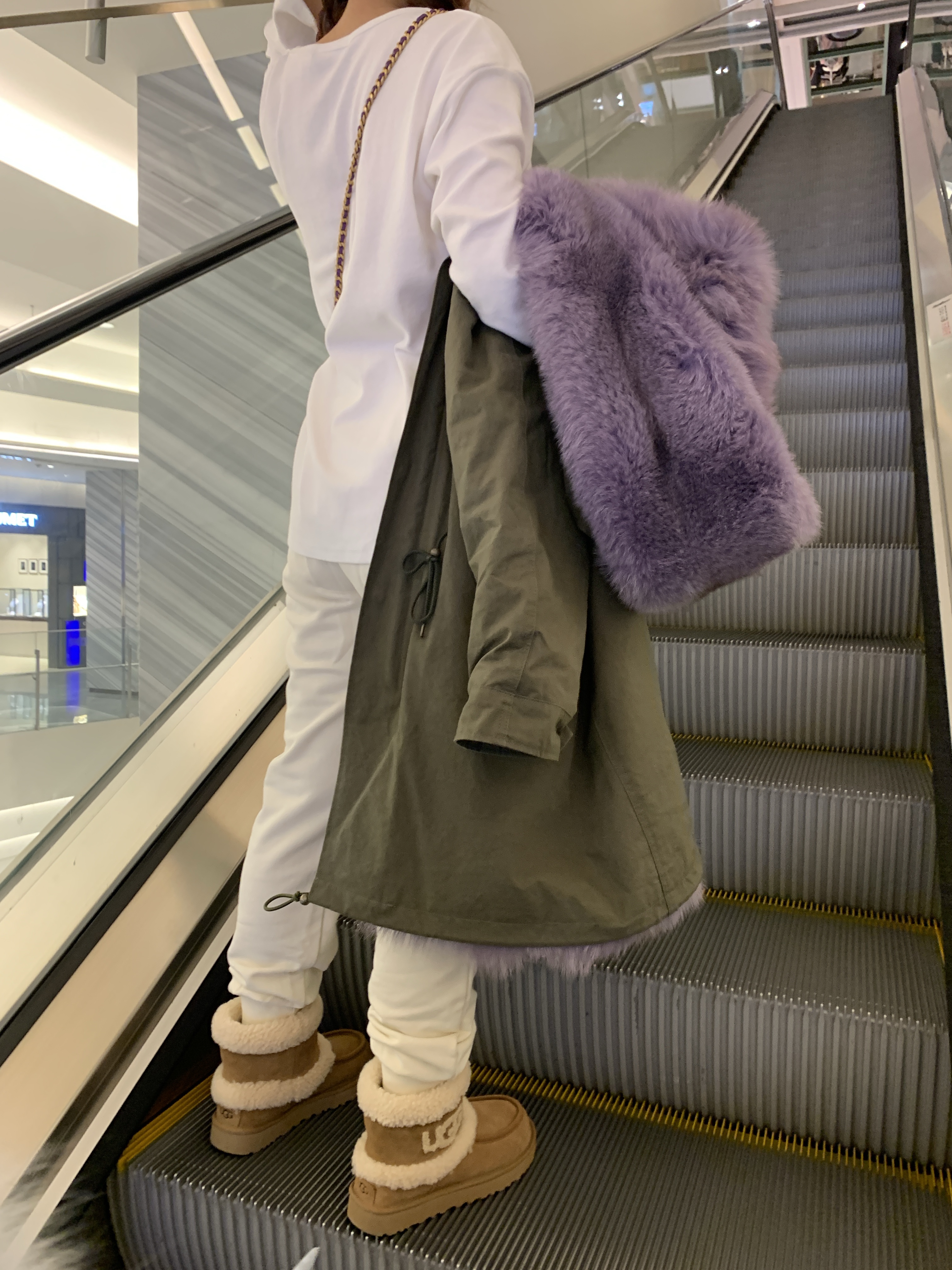 (W) UGG Ultra Mini UGG Fluff Chestnut 착용 스타일 - 3