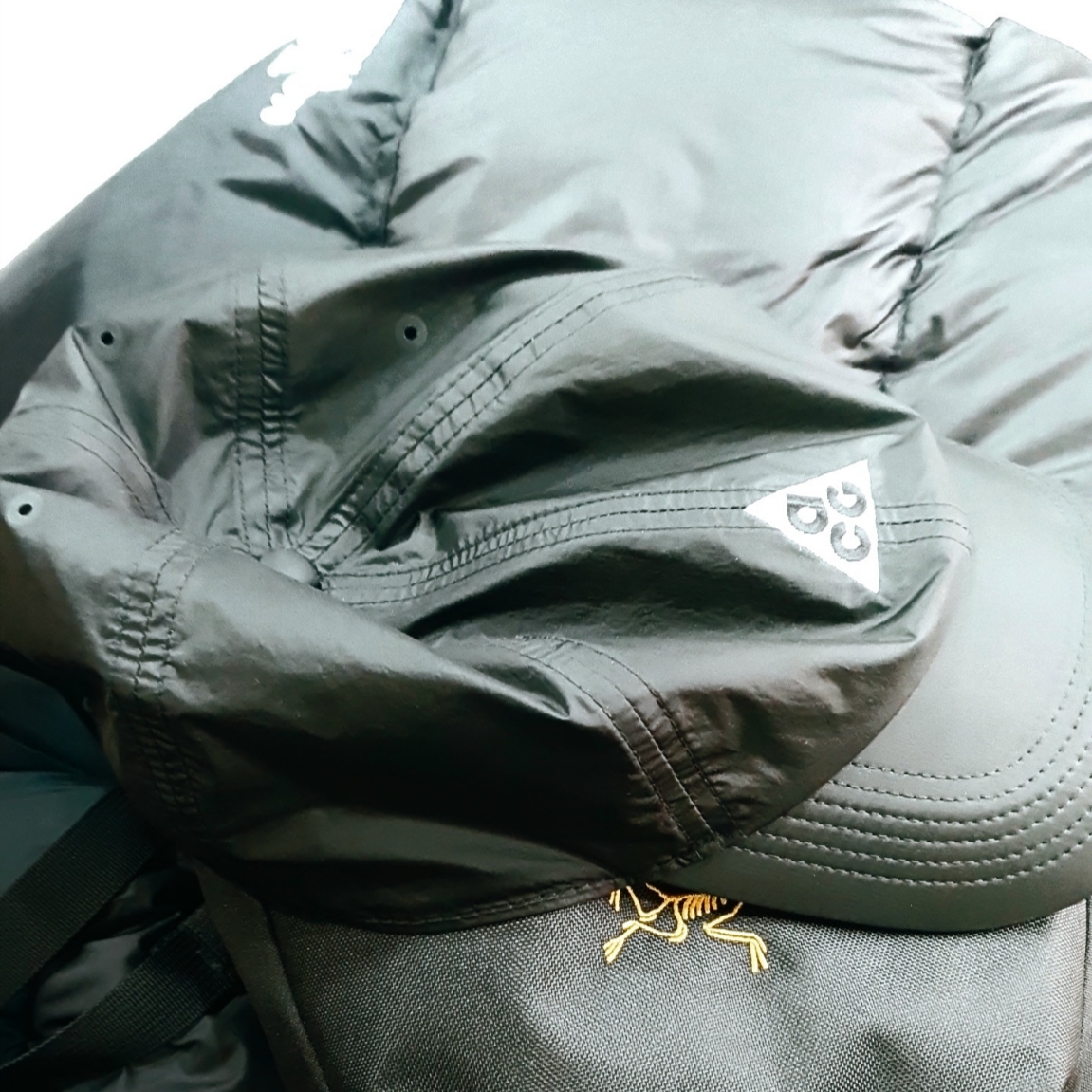 The North Face 1996 Eco Nuptse Jacket Black, Nike ACG Trail Cap Black 착용 스타일