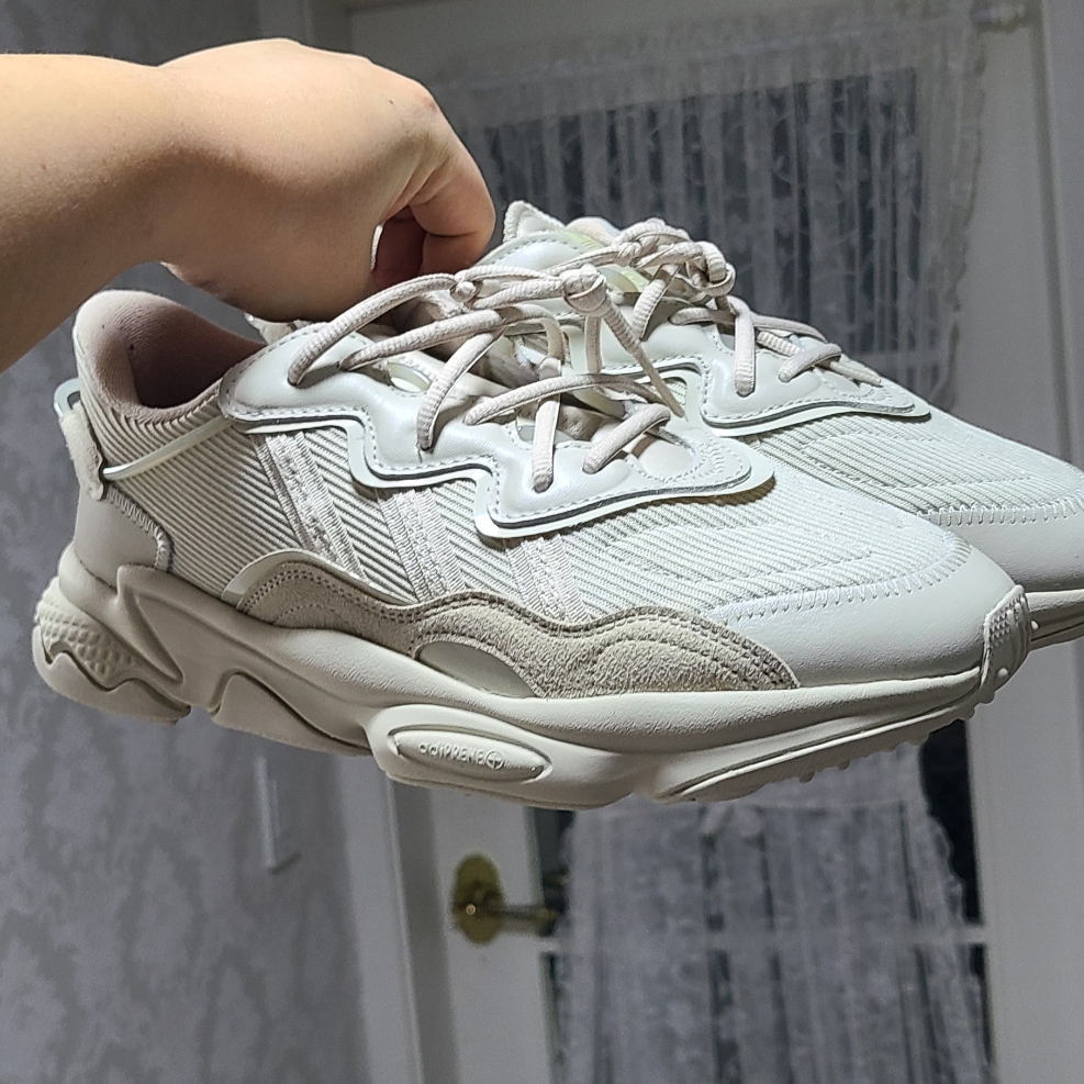 Adidas Ozweego Clear Brown 착용 스타일 - 1