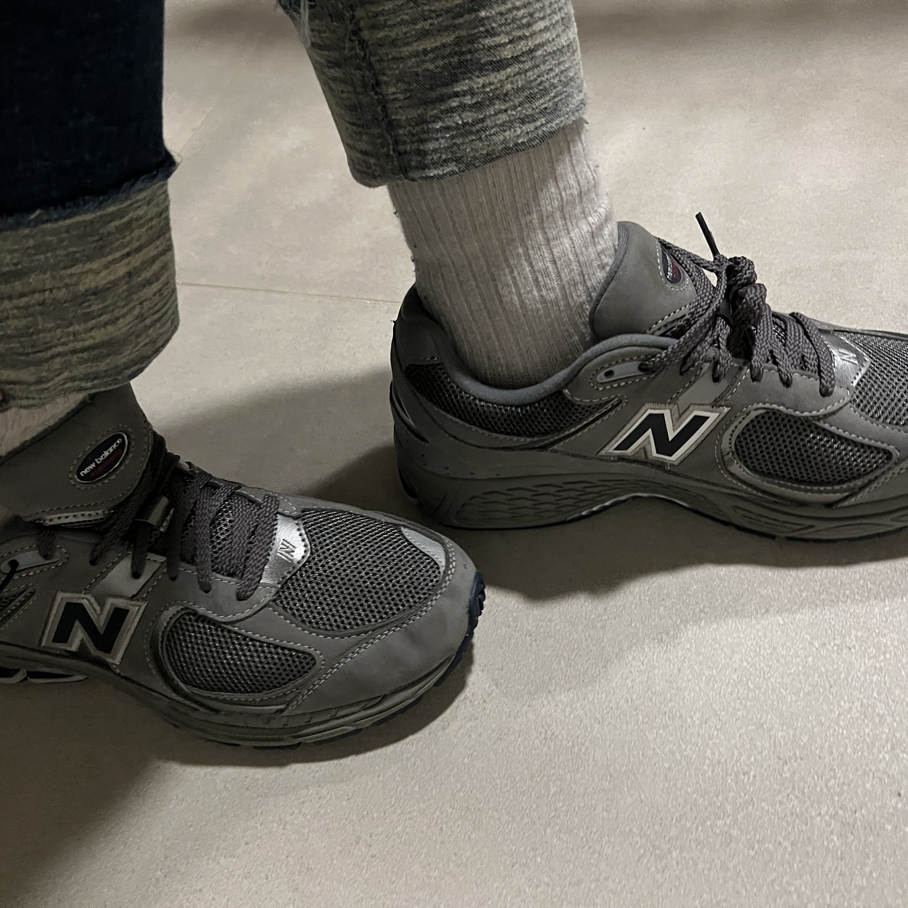New Balance 2002R Gray 착용 스타일 - 2