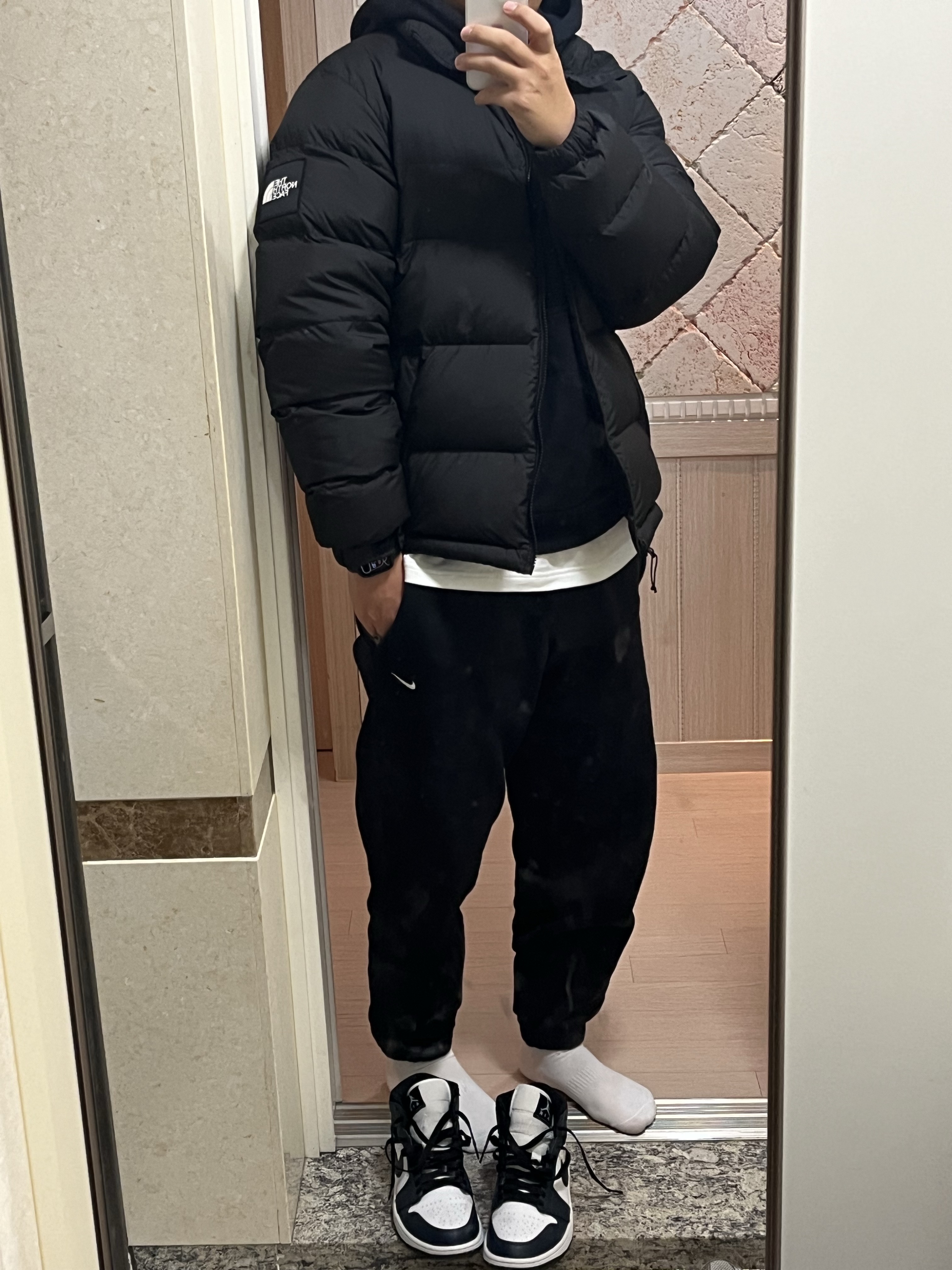 The North Face 1992 Nuptse Jacket Black, Jordan 1 Mid Dark Teal 착용 스타일