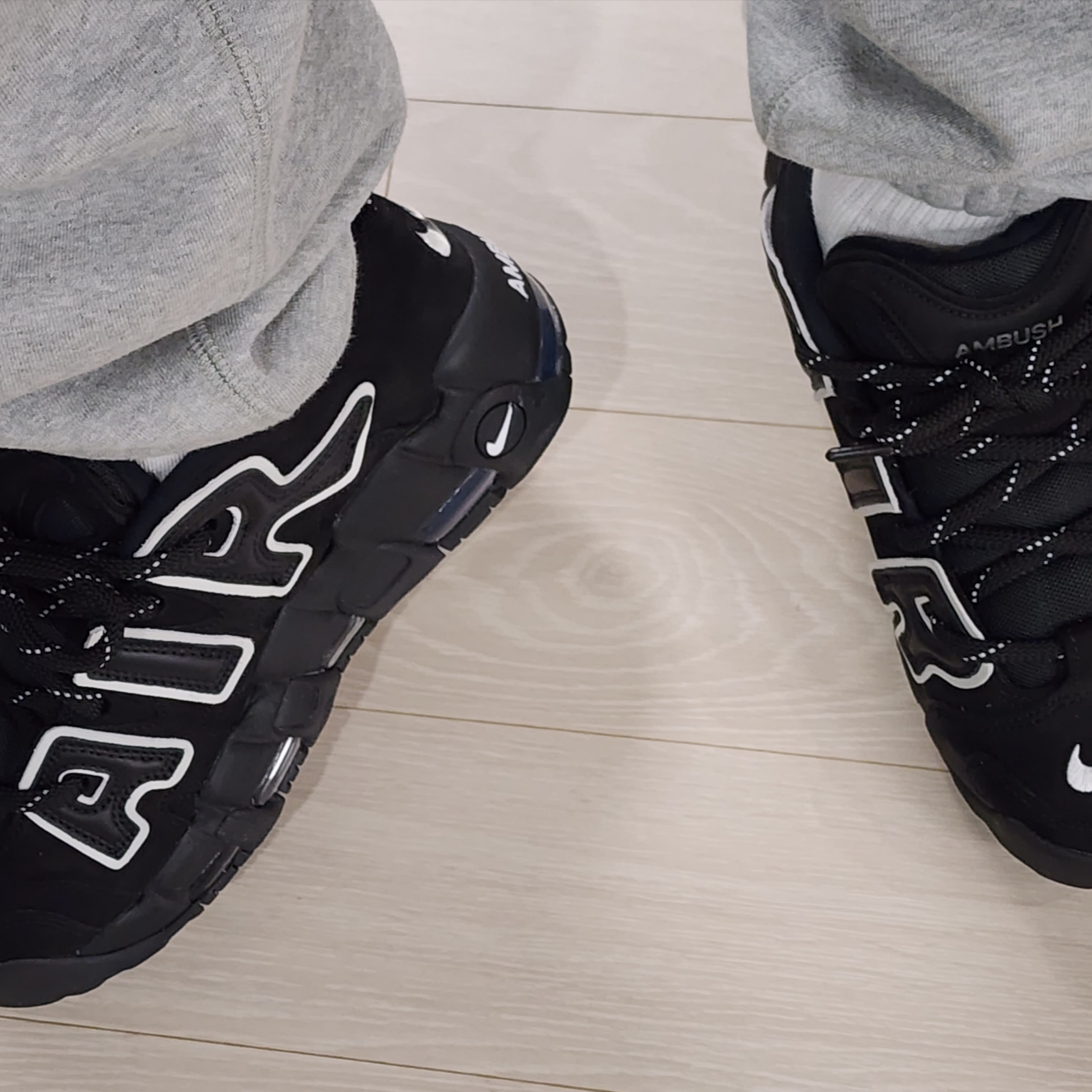 Nike x Ambush Air More Uptempo Low Black and White, Nike x Stussy NRG Fleece Pants Dark Grey Heather (DO9340-063) 착용 스타일 - 4
