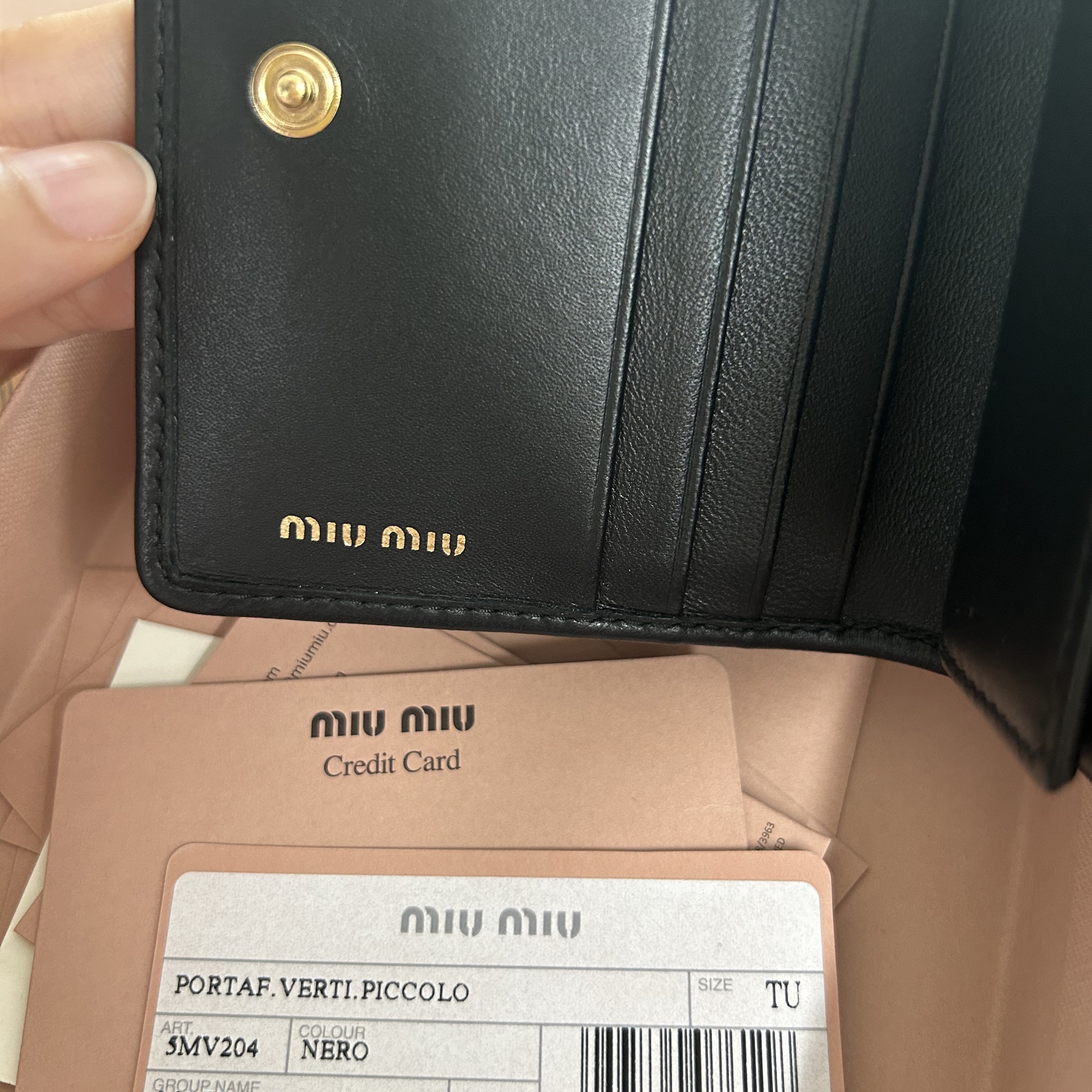 Miu Miu Matelasse Nappa Leather Wallet Black 착용 스타일 - 3