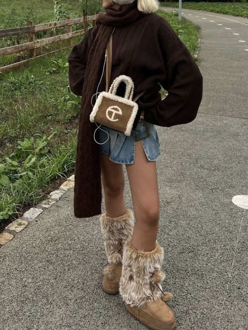 Telfar x UGG Small Shopping Bag Chestnut, Telfar x UGG Small Shopping Bag Pink 착용 스타일 - 2