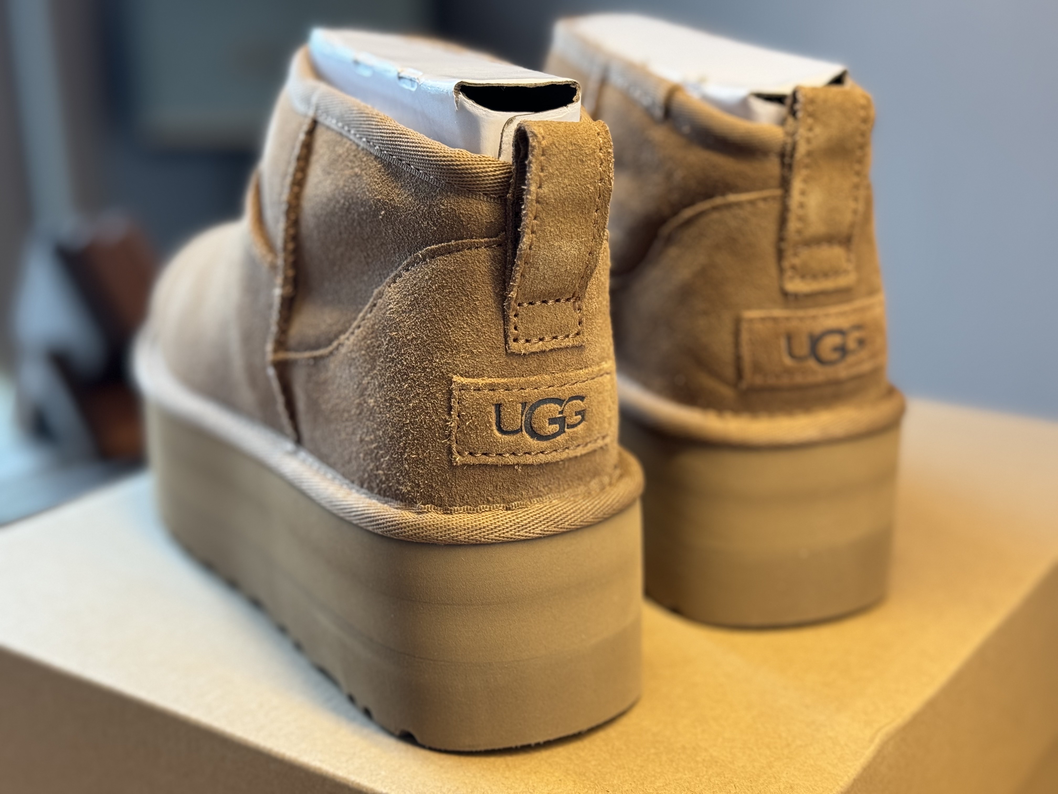 (W) UGG Classic Ultra Mini Platform Boots Chestnut 착용 스타일 - 2