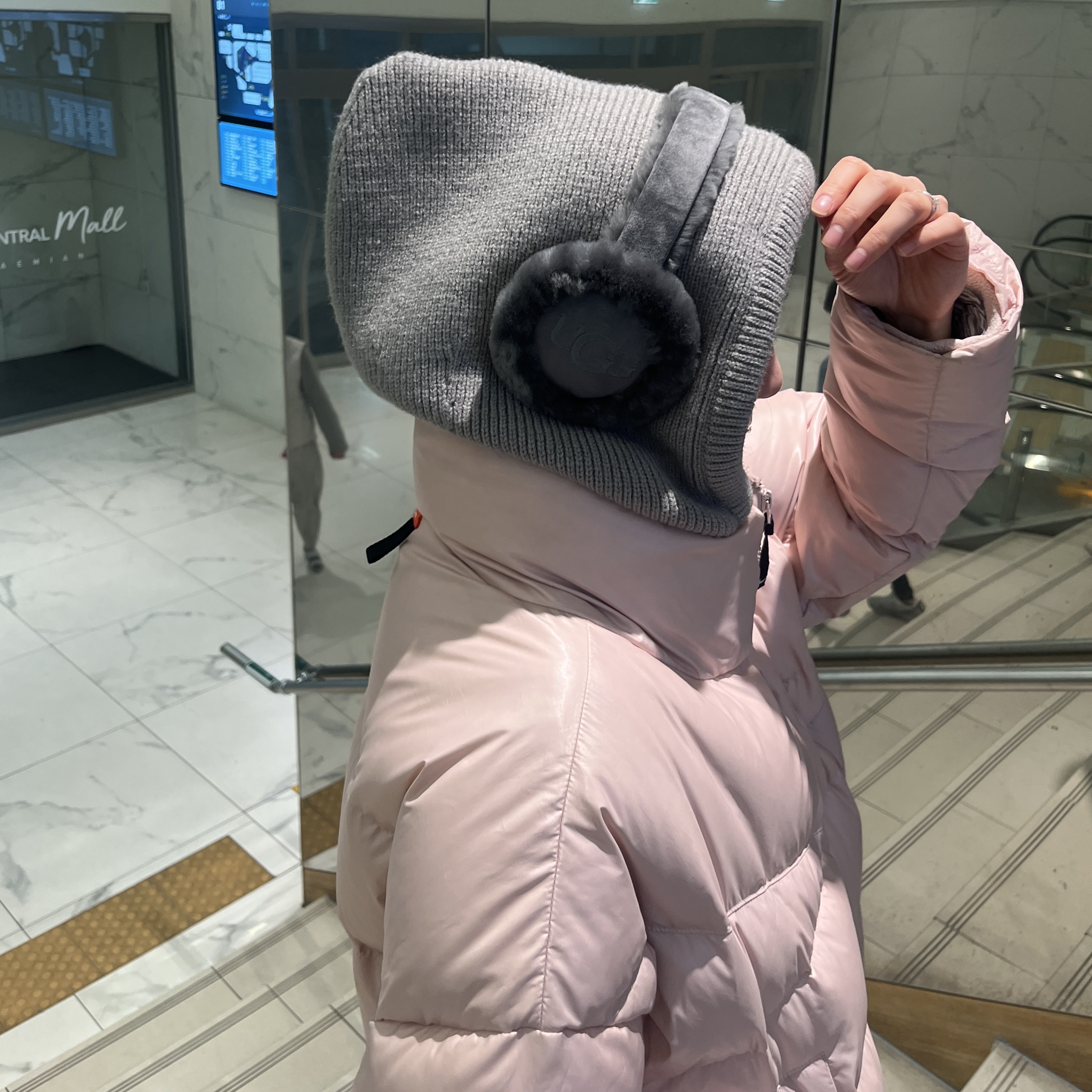 (W) UGG Embroidered Logo Earmuff Metal 착용 스타일 - 2