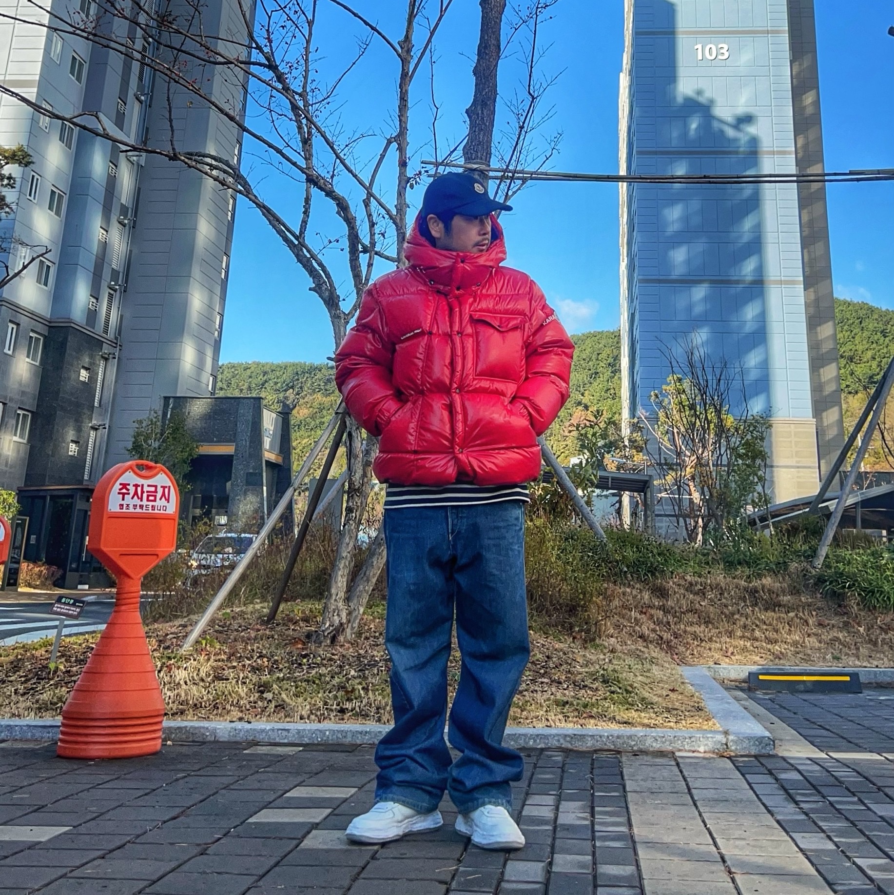 Moncler x Fragment Anthemium Short Down Jacket Cherry Red - 22FW, Maison Mihara Yasuhiro Wayne OG Sole Washed Canvas Low-top Sneakers White 착용 스타일 - 5