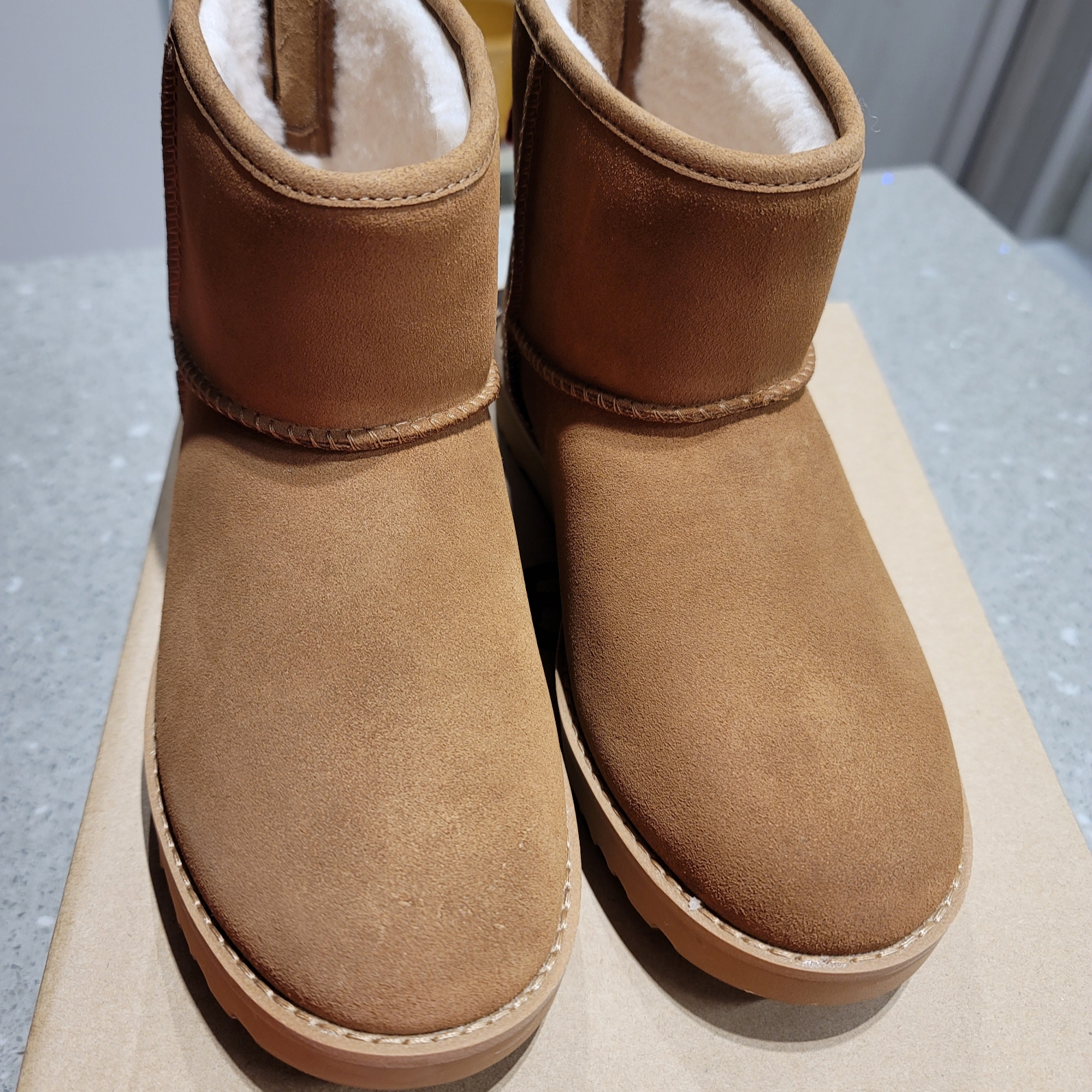 (W) UGG Classic Mini Logo Zip Boots Chestnut 착용 스타일 - 1