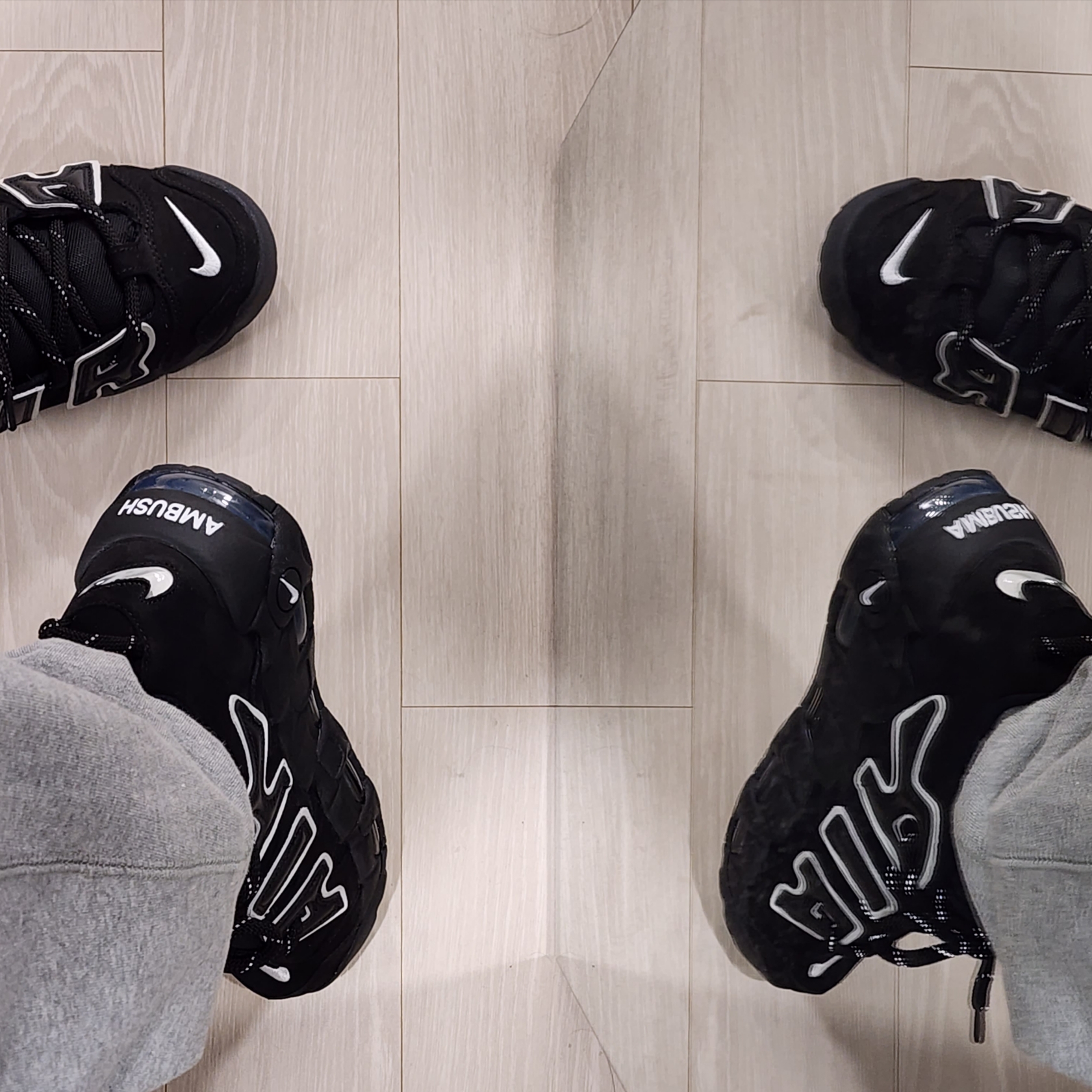 Nike x Ambush Air More Uptempo Low Black and White, Nike x Stussy NRG Fleece Pants Dark Grey Heather (DO9340-063) 착용 스타일 - 3