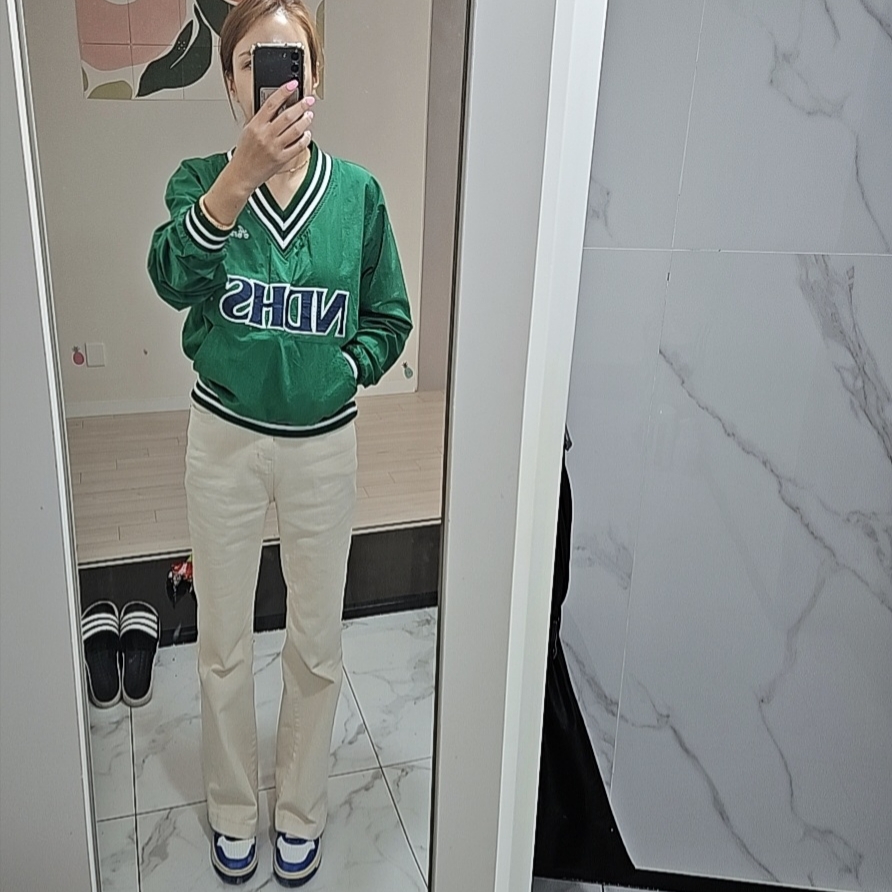 Palace Strawberry Trucker Hat Navy - 22SS, Autry Medalist Low Leather Sneakers White Azure 착용 스타일 - 2