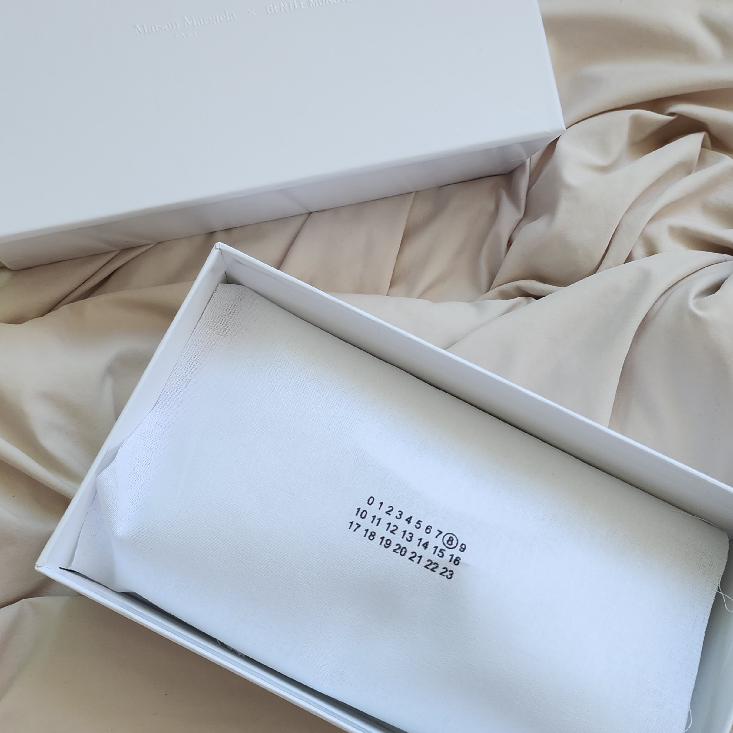 Gentle Monster x Maison Margiela MM008 Black Black 착용 스타일 - 2