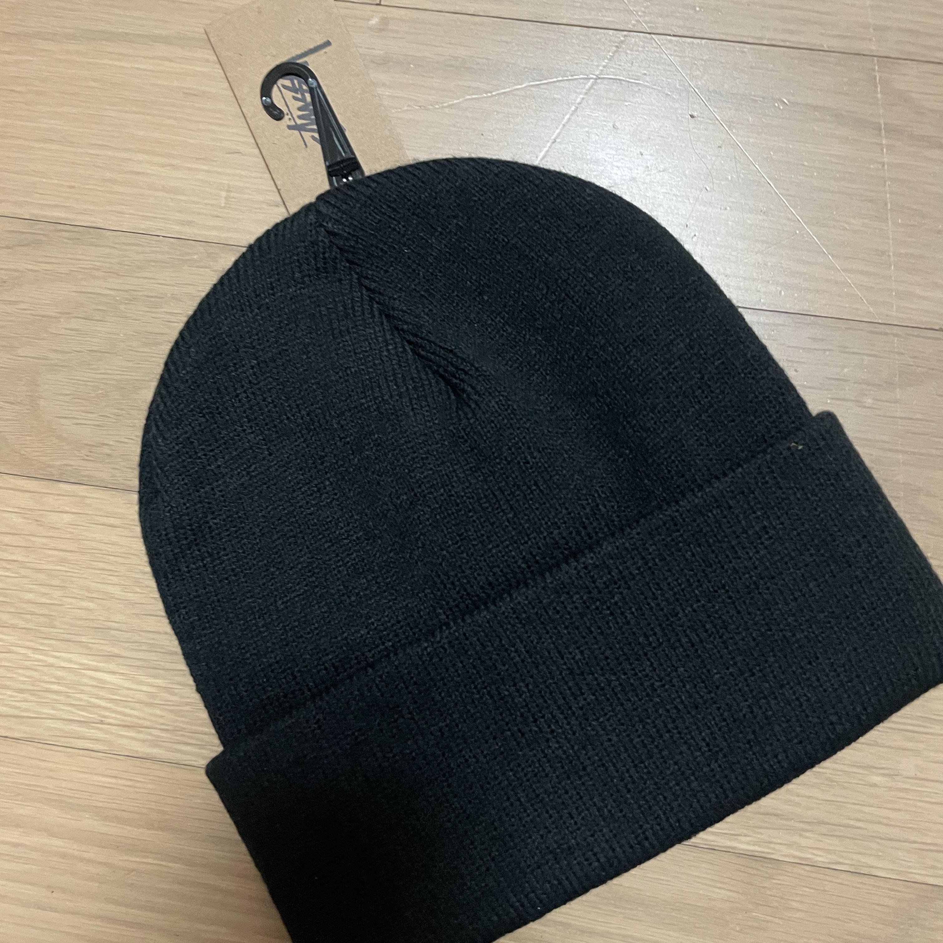 Stussy Stock Cuff Beanie Black 착용 스타일 - 3