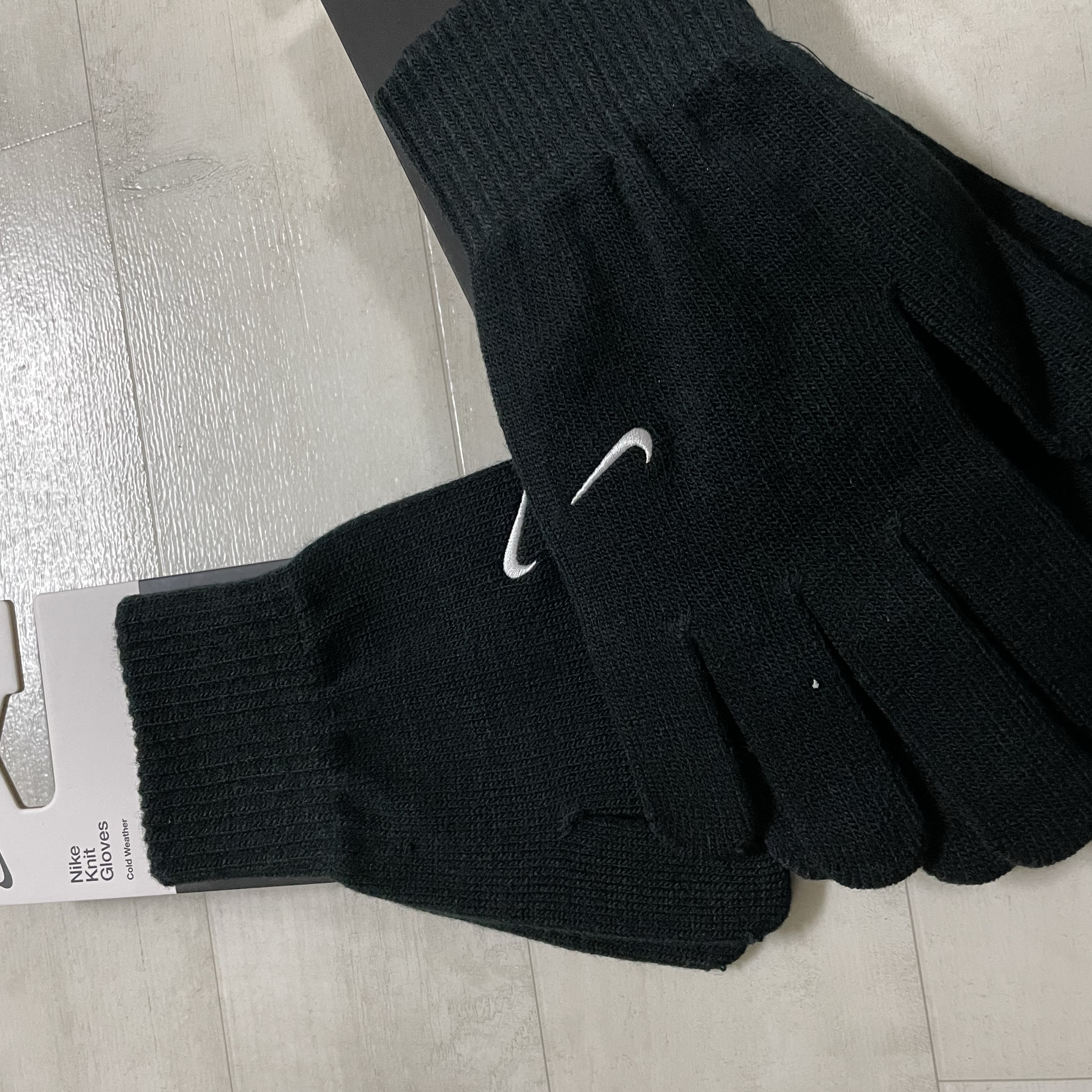 Nike Swoosh Knit Glove 2.0 Black 착용 스타일 - 1