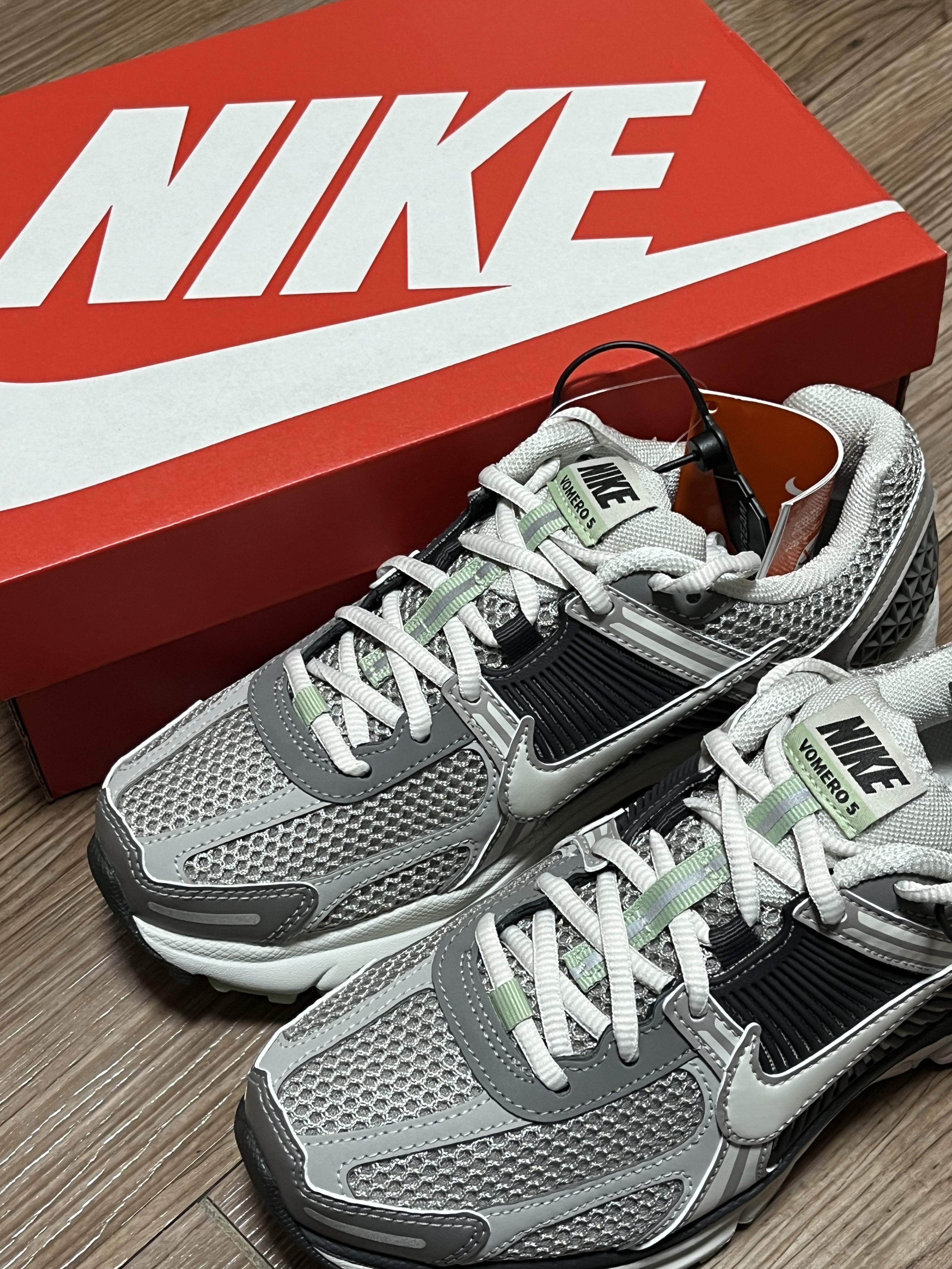(W) Nike Zoom Vomero 5 Cobblestone and Flat Pewter 착용 스타일