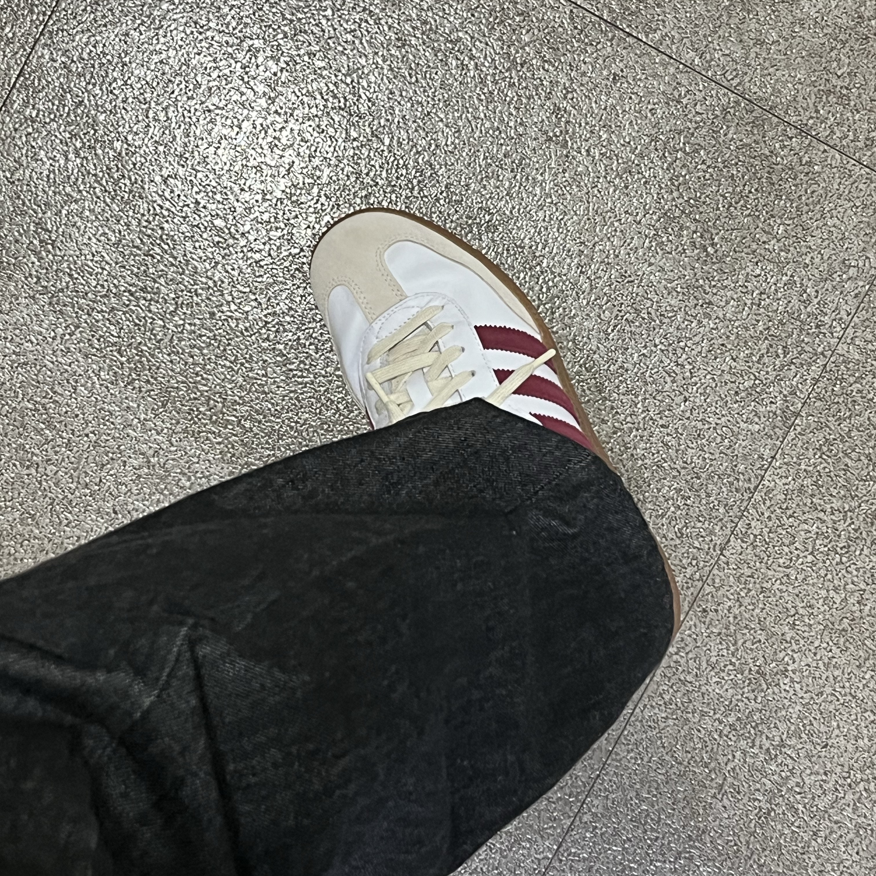 Adidas x Sporty & Rich Samba OG Cloud White Collegiate Burgundy 착용 스타일