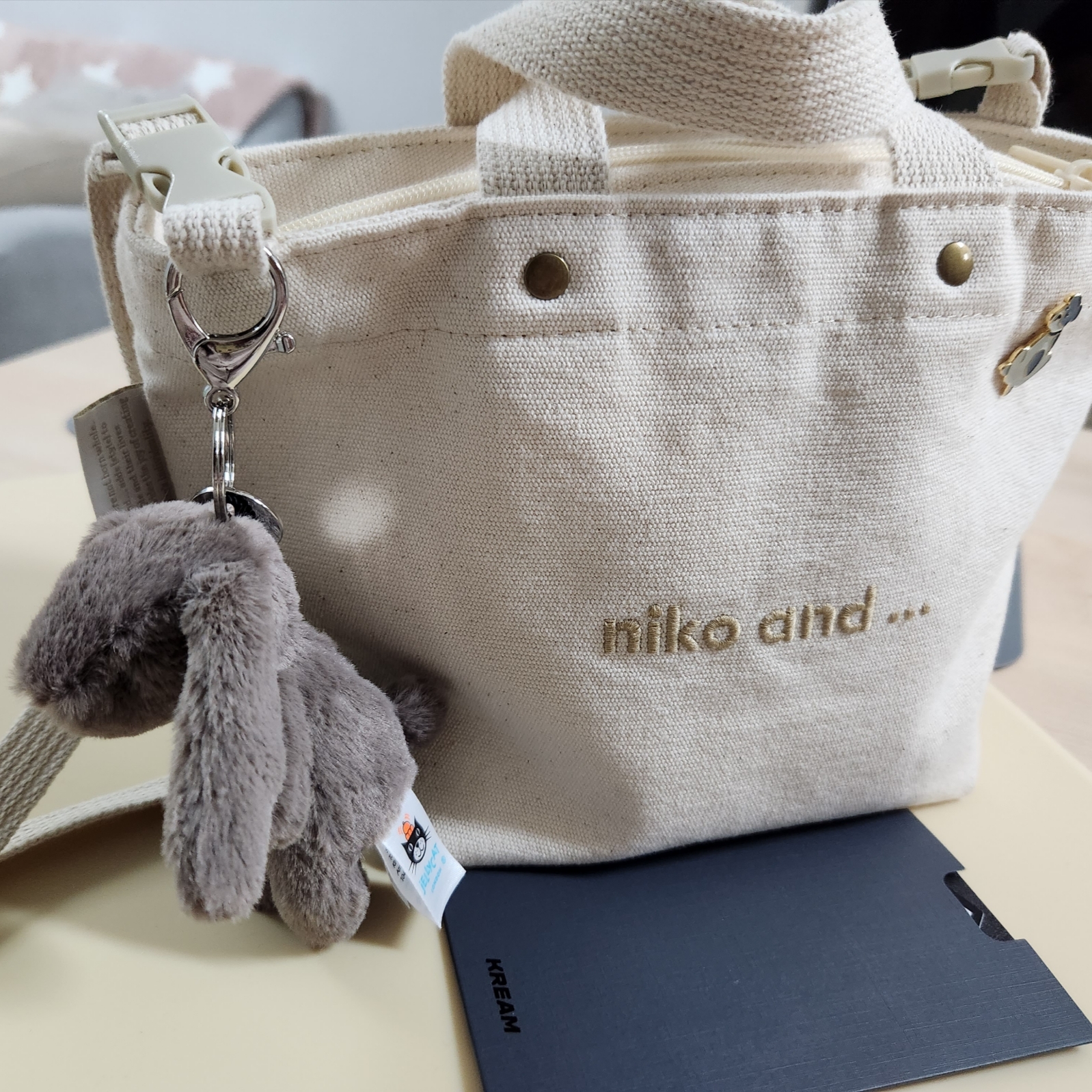 Jellycat Bashful Bunny Truffle Bag Charm Brown 착용 스타일 - 2