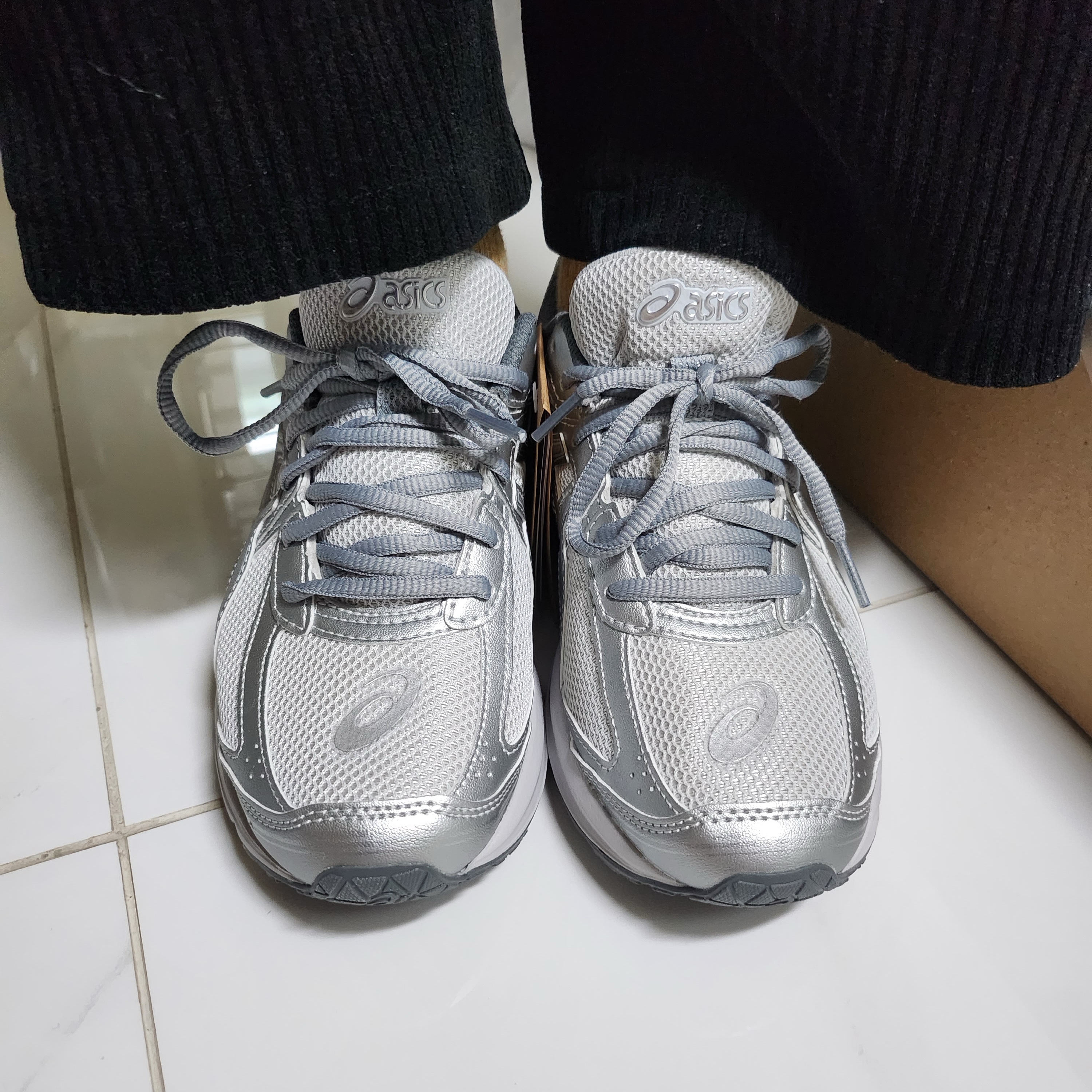 Asics Jog 100 S SMU Glacier Grey Pure Silver - 2E Wide 착용 스타일