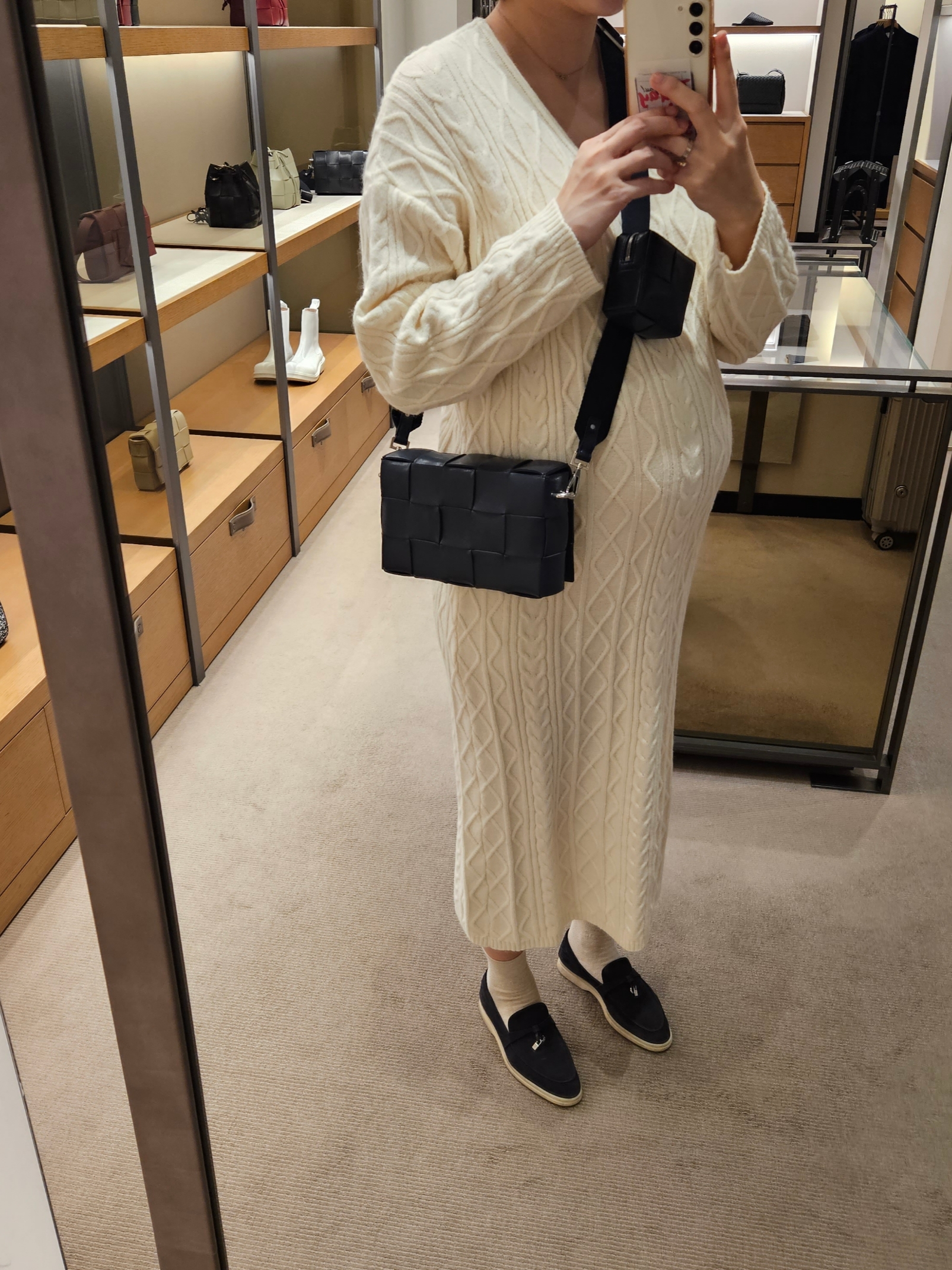 (W) Loro Piana Summer Charms Walk Suede Calfskin Argo Blue Melange, Bottega Veneta Cassette with Versatile Strap Space 착용 스타일 - 1