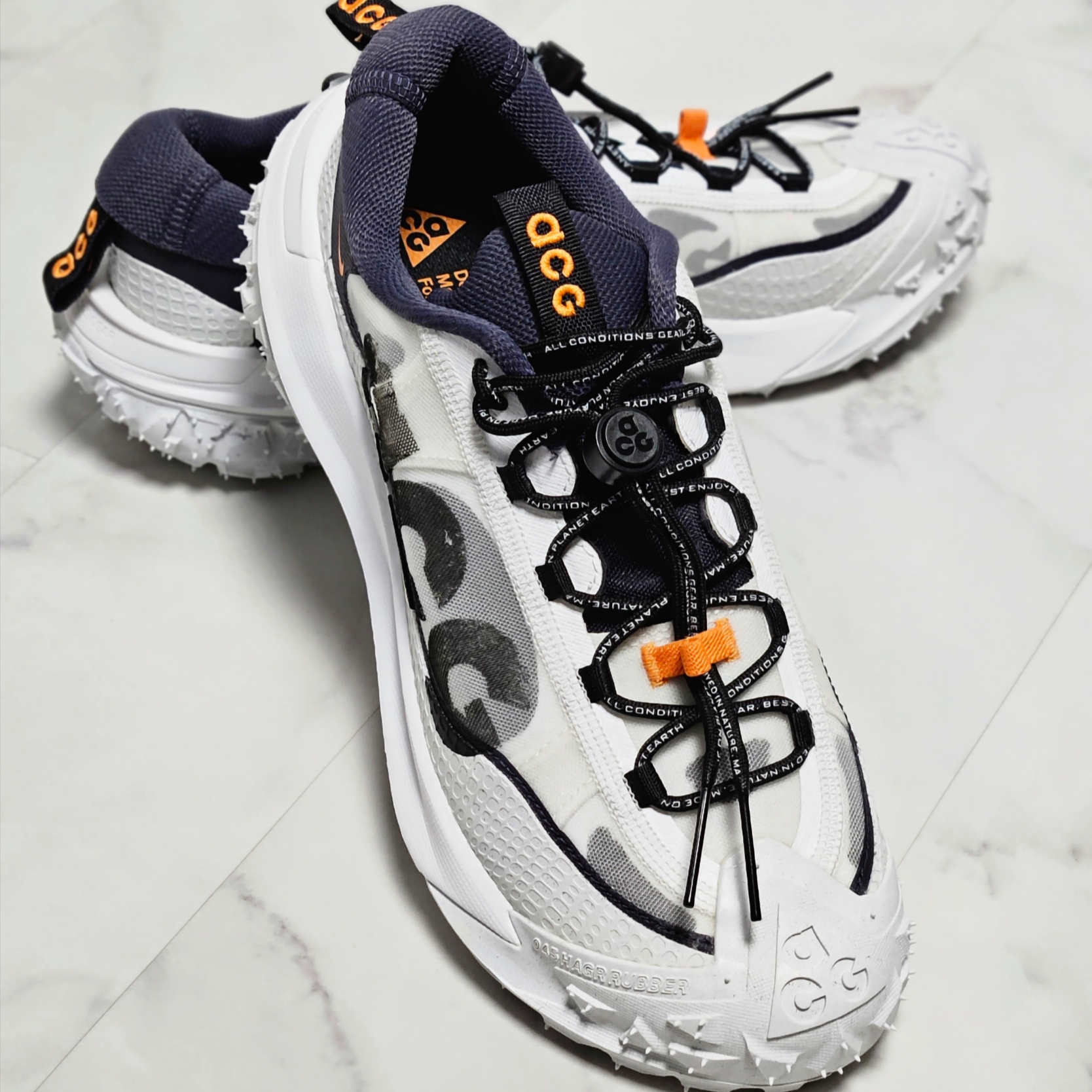 Nike ACG Mountain Fly 2 Low Summit White and Bright Mandarin 착용 스타일 - 8