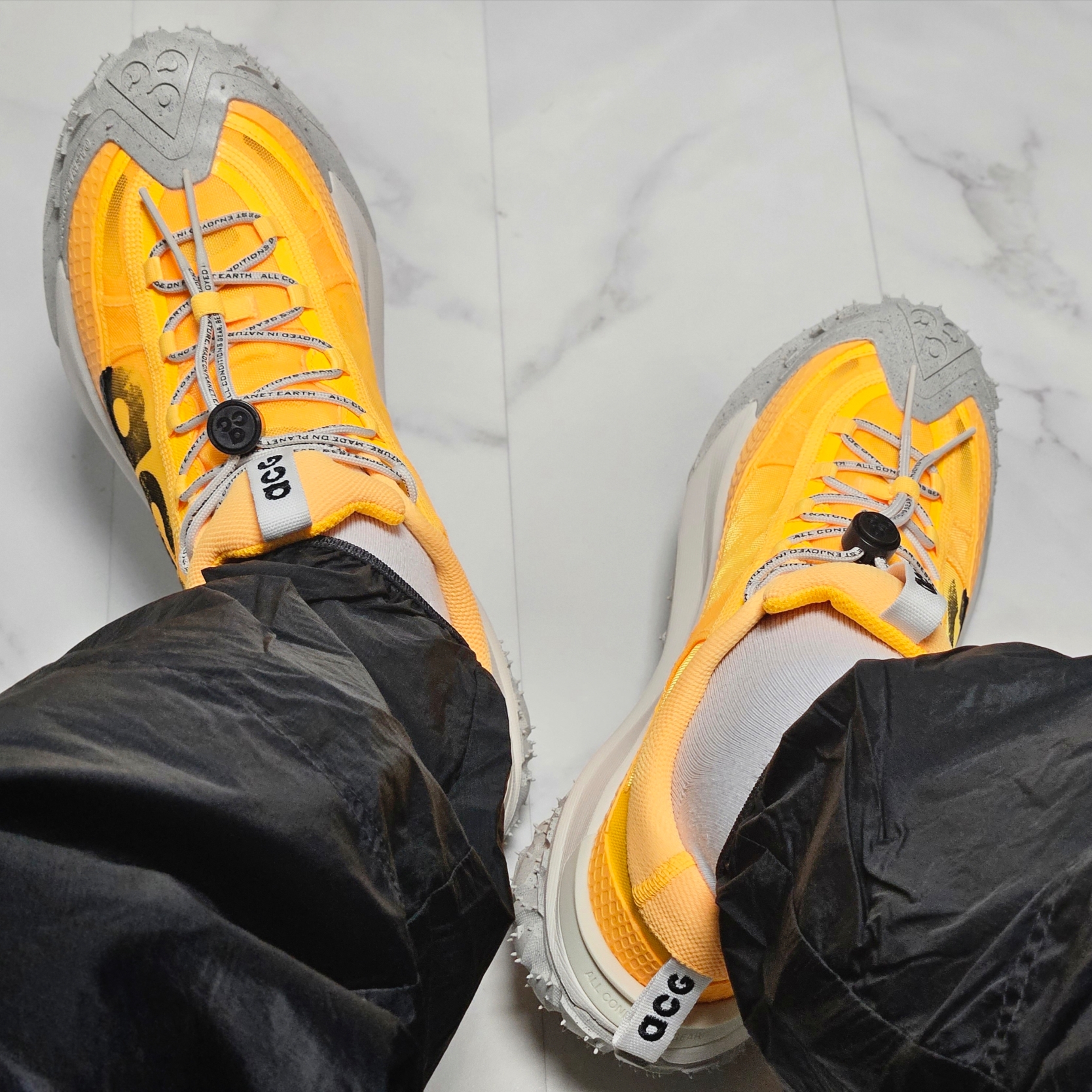Nike ACG Mountain Fly 2 Low Laser Orange 착용 스타일 - 5