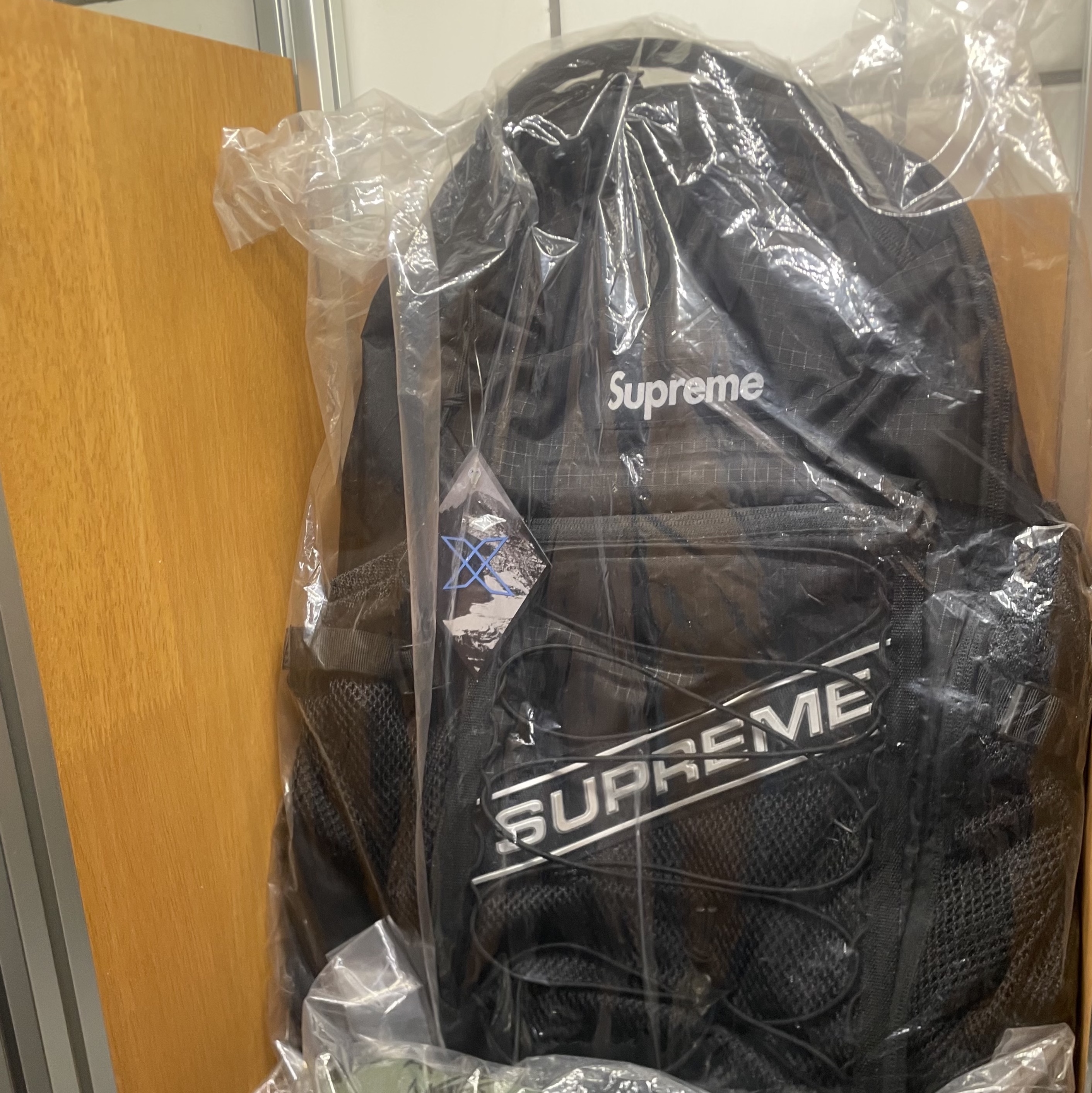 Supreme Backpack Black - 23FW 착용 스타일