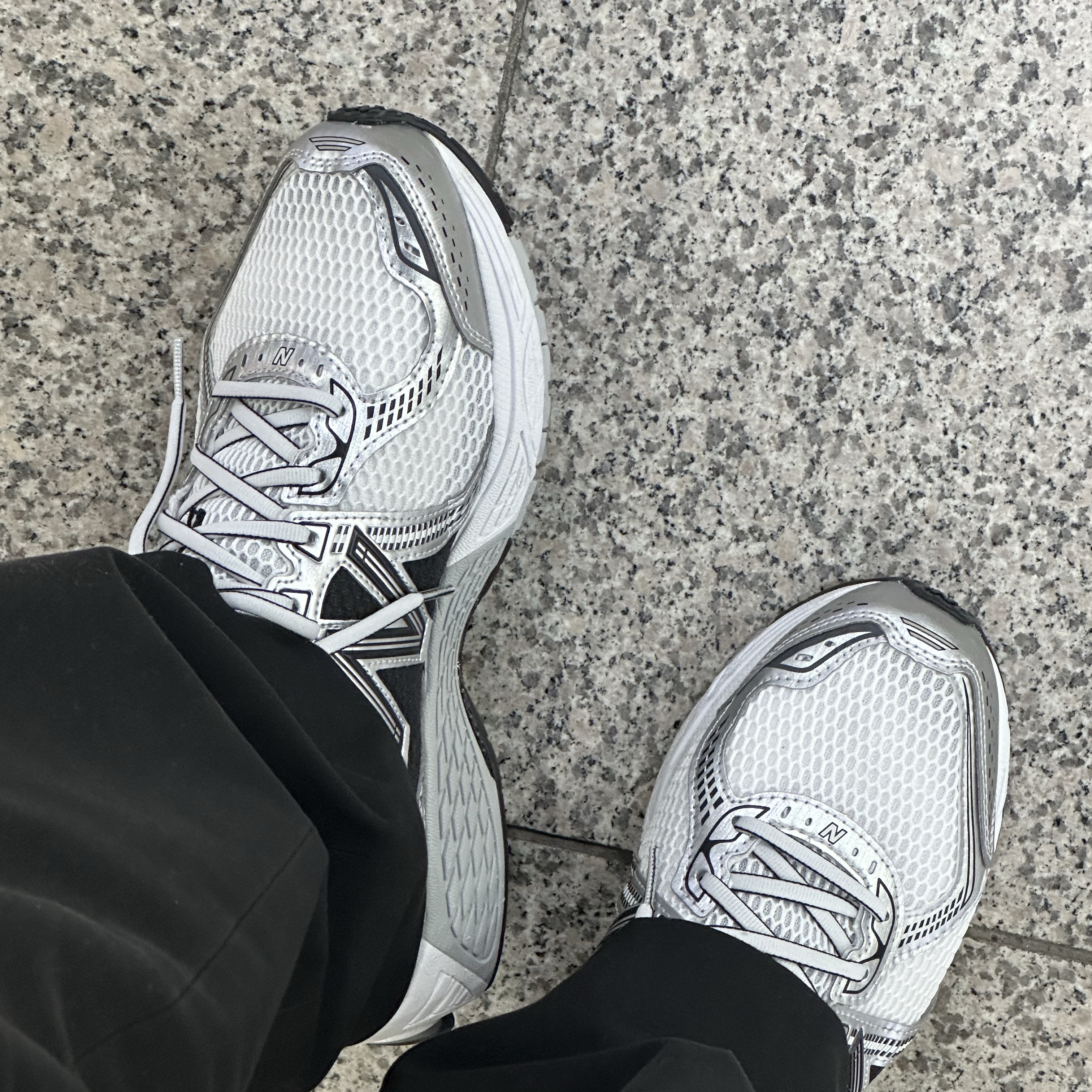 New Balance 860v2 White Black 착용 스타일