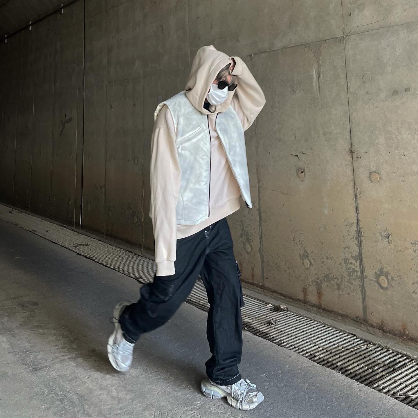 Balenciaga 3XL Sneakers Light Beige 착용 스타일 - 1