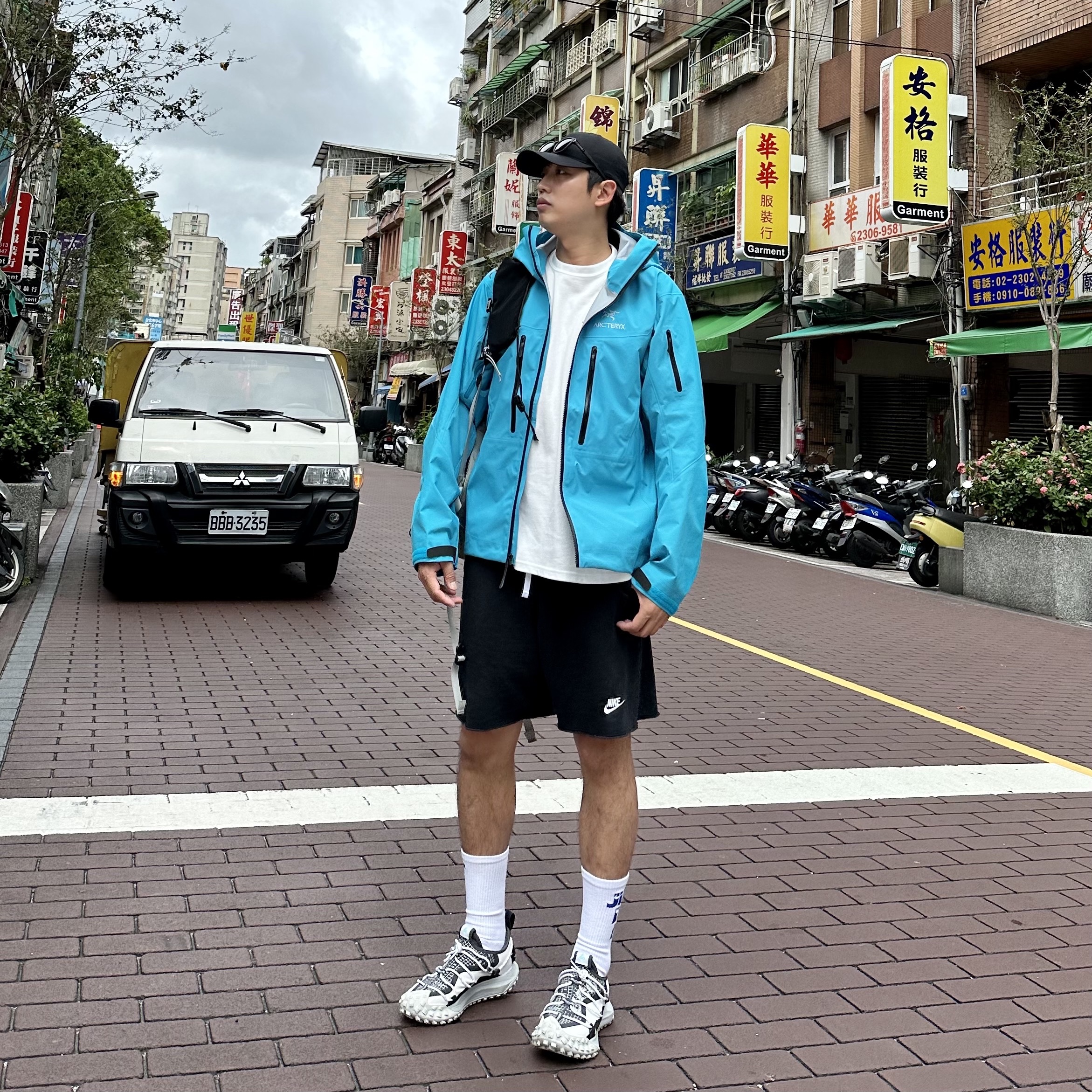 Nike ACG Mountain Fly Low SE White and Black, Arc'teryx Alpha SV Jacket Blue Tetra 착용 스타일